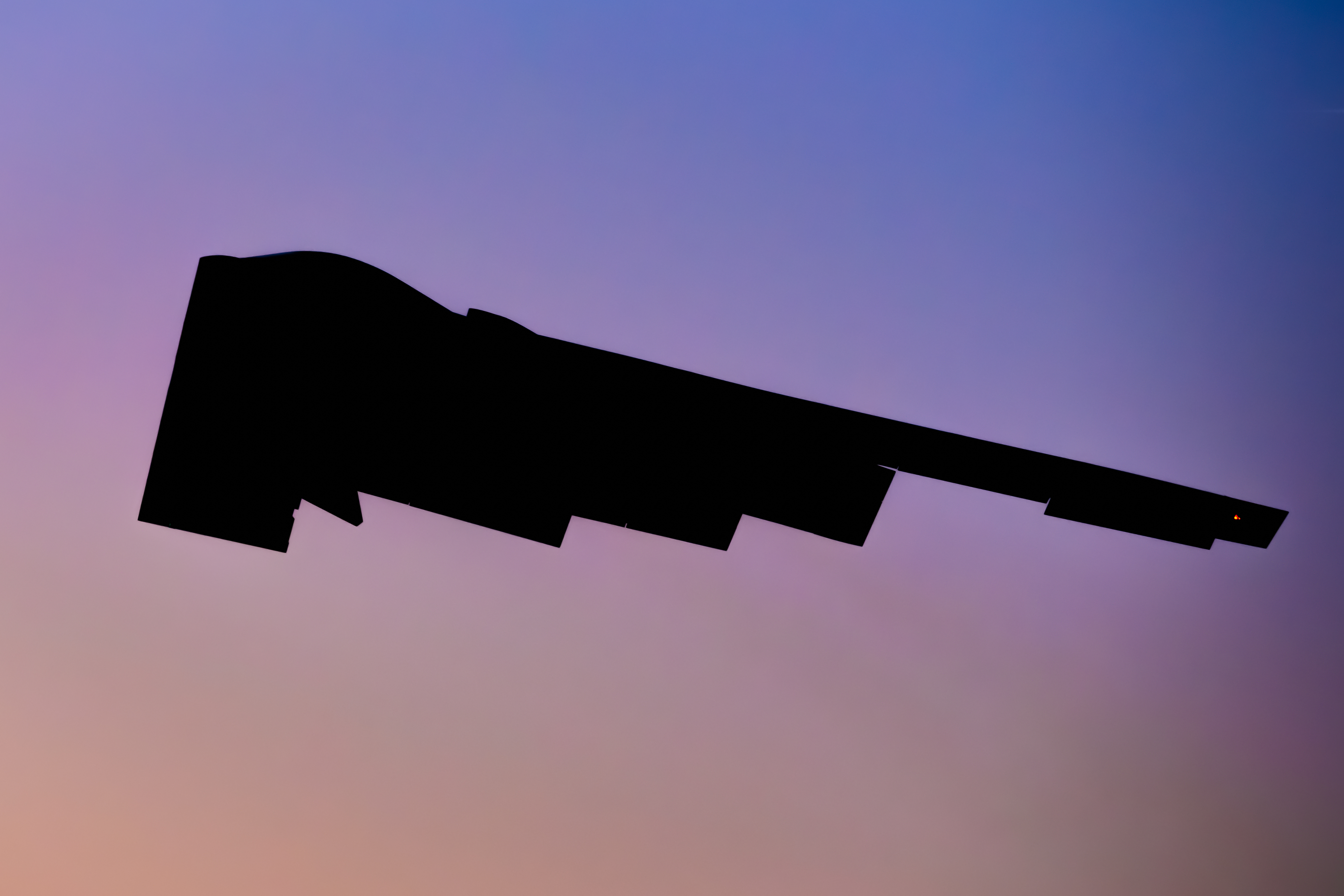 Un avion B-2 Spirit de l'US Air Force quitte la base aérienne de Whiteman, Missouri, le 2 octobre 2025. Le B-2 est capable de pénétrer dans des espaces aériens fortement défendus et de livrer des munitions conventionnelles et nucléaires partout dans le monde. (Photo de l'US Air Force par le sergent d'état-major Joshua Hastings)