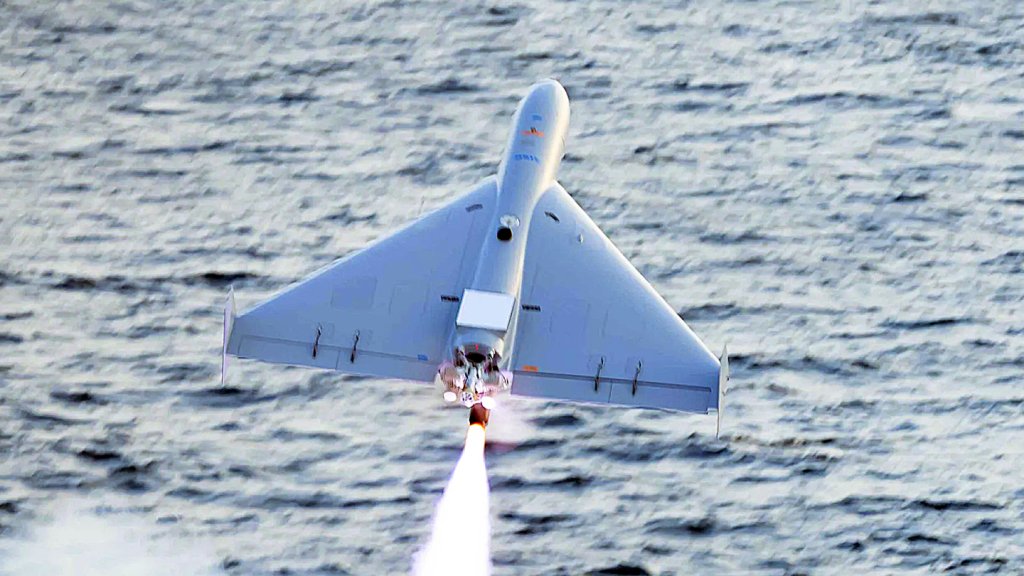 Le personnel de la marine américaine au Moyen-Orient a testé et lancé un drone kamikaze à longue portée du système d'attaque de combat sans équipage (LUCAS) à faible coût à partir du navire de combat Littoral (LCS) de classe Independence USS Santa Barbara.