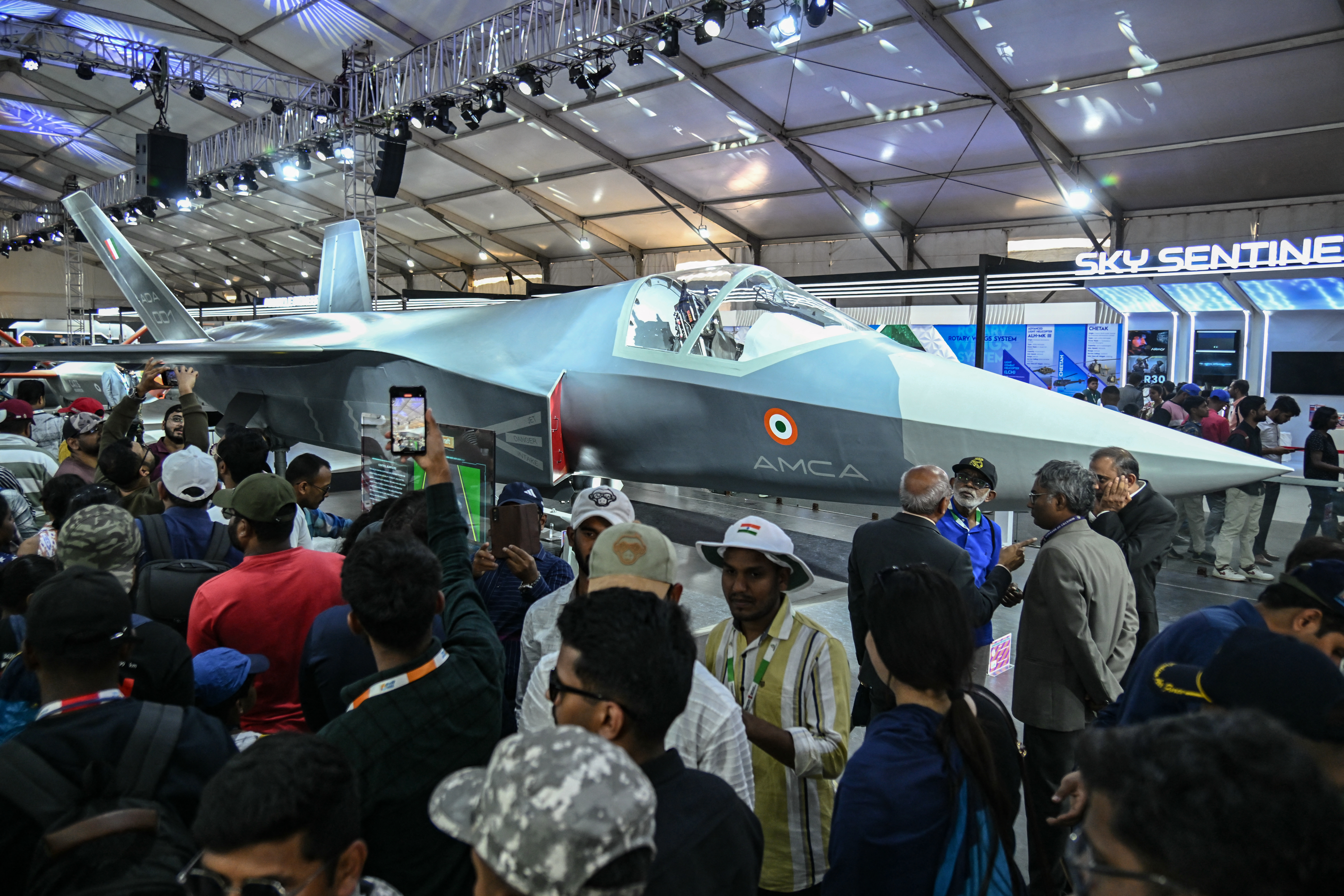 Un modèle grandeur nature de l'avion de combat moyen avancé (AMCA) indien est exposé lors de la 15e édition d'Aero India 2025 à la base aérienne de Yelahanka à Bangalore le 14 février 2025. (Photo d'Idrees MOHAMMED / AFP) (Photo d'IDREES MOHAMMED/AFP via Getty Images)