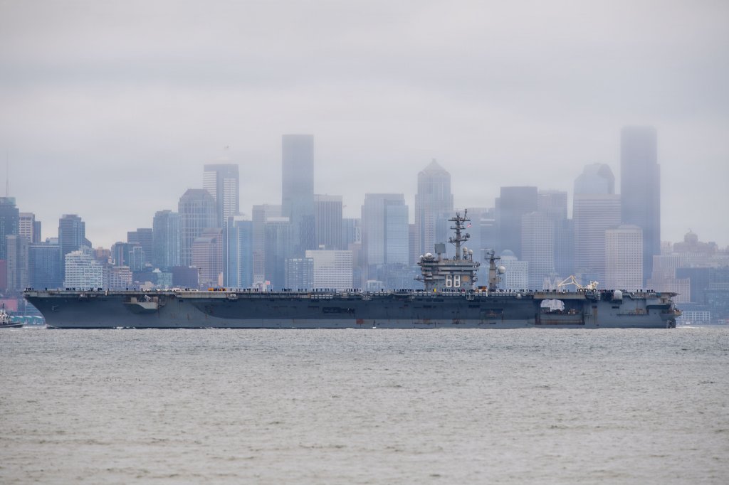 Le porte-avions de classe Nimitz USS Nimitz (CVN 68) transite par Puget Sound lors du départ final du navire de la base navale de Kitsap-Bremerton, Washington, le 7 mars 2026. Nimitz est en cours dans la zone d'opérations de la 3e flotte américaine dans le cadre d'un déplacement prévu du port d'attache vers Norfolk, en Virginie. (Photo de l'US Navy par le matelot Kimberli Ibarra Ruiz, spécialiste des communications de masse)