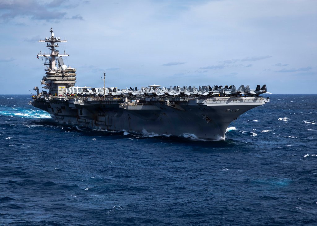 Le porte-avions de classe Nimitz USS George HW Bush (CVN 77) traverse l'océan Atlantique, le 15 février 2026. Le groupe aéronaval du transporteur George HW Bush s'entraîne en mer en tant qu'équipe de combat intégrée. L'exercice d'unité de formation composite (COMPTUEX) est l'événement de formation intégré le plus complexe de la Force interarmées et prépare les forces opérationnelles navales à des combats interarmées et combinés haut de gamme et soutenus. La formation navale intégrée fournit aux commandants de combat et aux dirigeants civils américains des forces hautement performantes qui dissuadent les adversaires, soutiennent la sécurité et la prospérité économique des États-Unis et rassurent les Alliés et les partenaires. (Photo de l'US Navy par Mitchell Mason, spécialiste des communications de masse de 2e classe)