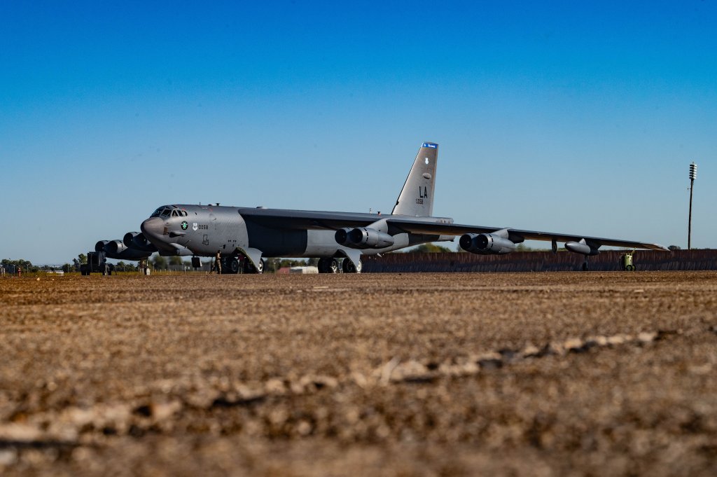 Un avion B-52H Stratofortress de l'US Air Force affecté à la 2e Escadre Bomb se trouve sur la piste aérienne de la base aérienne de Barksdale, en Louisiane, dans le cadre de l'exercice Global Thunder 26, le 19 octobre 2025. Global Thunder est un exercice annuel de commandement et de contrôle conçu pour former les forces du Commandement stratégique des États-Unis et évaluer l'état de préparation opérationnelle conjointe. (Photo de l'US Air Force par l'aviateur principal Laiken King)
