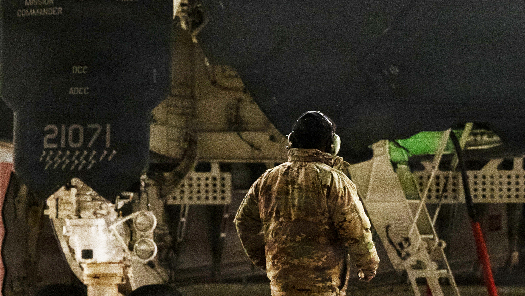 Les chefs d'équipage de l'US Air Force effectuent des vérifications avant vol sur un bombardier furtif B-2 Spirit lors de l'opération Epic Fury, le 17 mars 2026. (Photo de l'US Air Force)