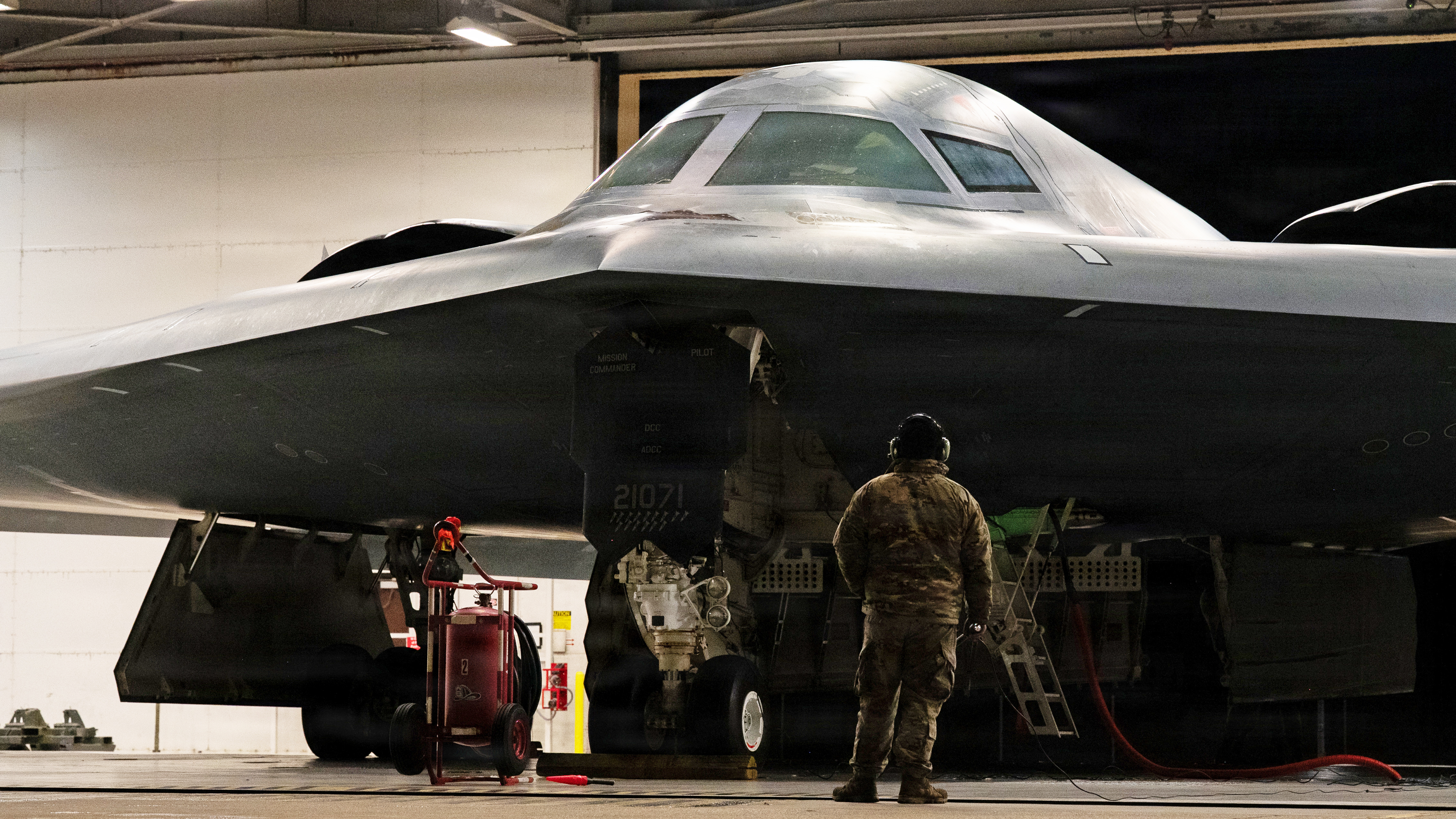Les chefs d'équipage de l'US Air Force effectuent des vérifications avant vol sur un bombardier furtif B-2 Spirit lors de l'opération Epic Fury, le 17 mars 2026. (Photo de l'US Air Force)