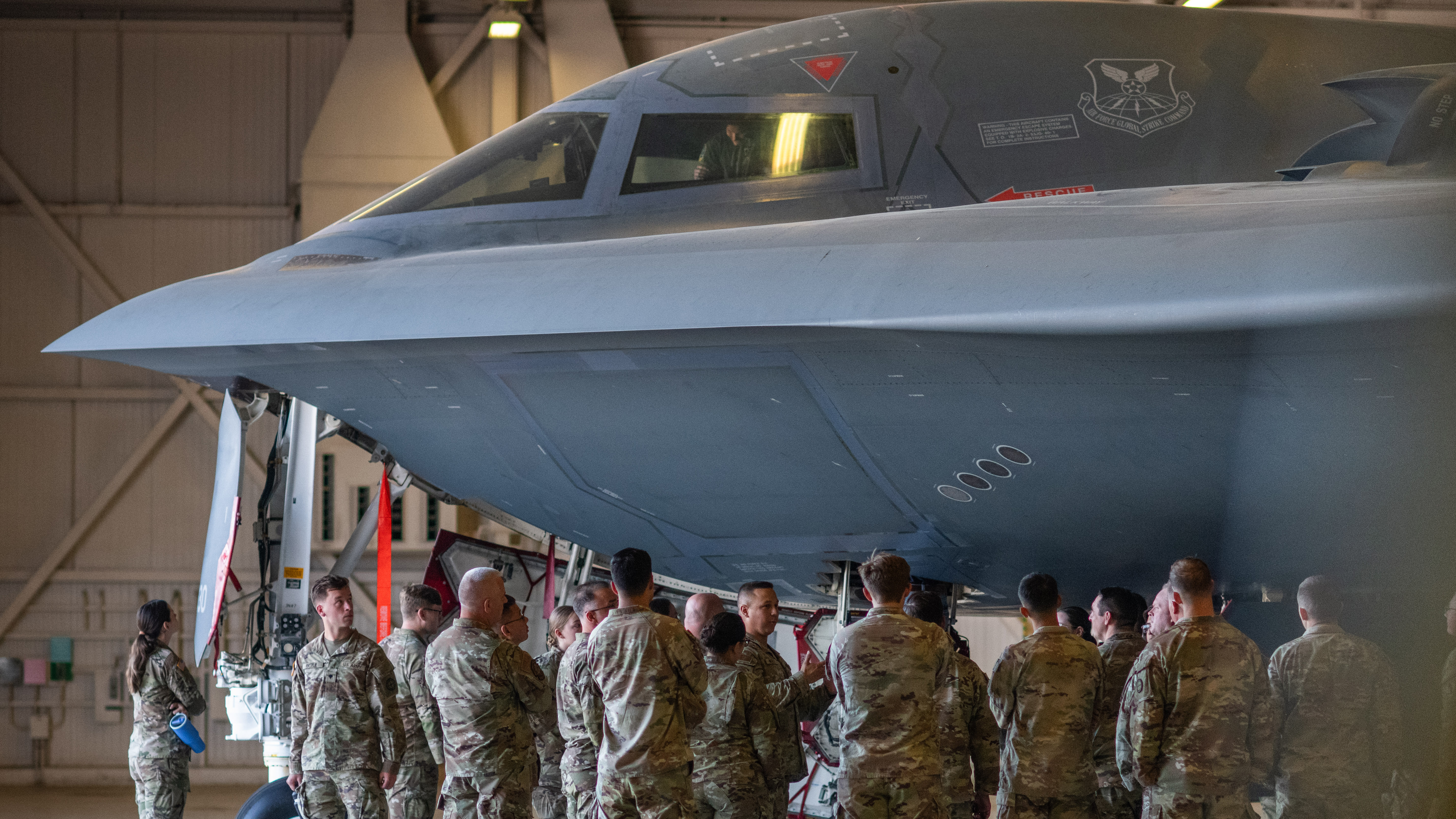 Des aviateurs et des soldats du renseignement militaire conjoint de la Garde nationale du Missouri visitent un bombardier furtif B-2 Spirit lors du symposium conjoint Intel MONG J2 2025 à la base aérienne de Whiteman, Missouri, le 7 septembre 2025. Les militaires participant au symposium ont partagé leurs perspectives sur la complexité de l'environnement de menace de demain avec les hauts dirigeants de la Garde nationale du Missouri. (Photo de la Garde nationale aérienne des États-Unis par le sous-lieutenant Chris Bishop)