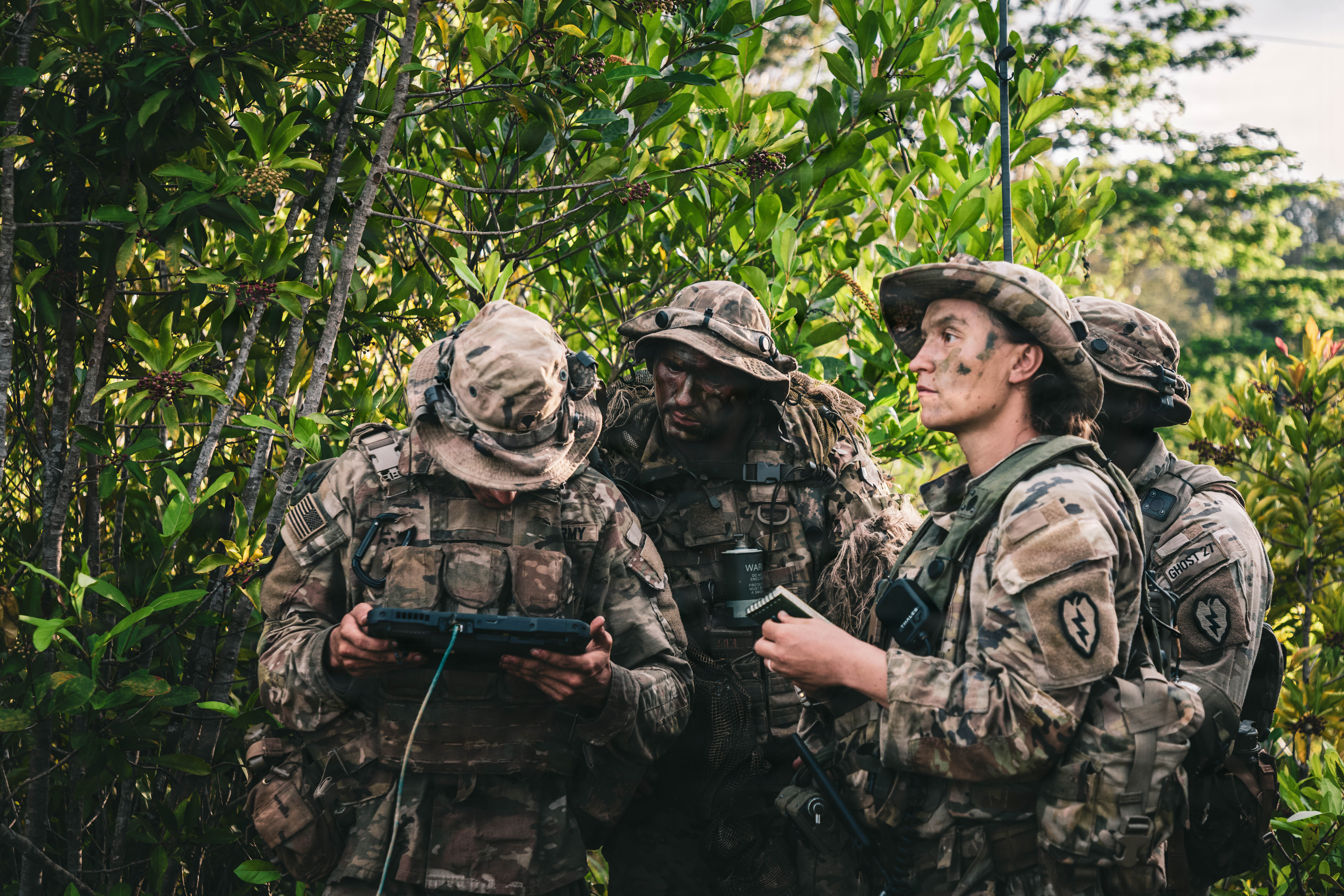 Les soldats de l'armée américaine de la 25e Division d'infanterie surveillent un contrôleur portatif et examinent les données du capteur lors de la rotation 26-01 du Centre de préparation multinational interarmées du Pacifique (JPMRC), le 6 novembre 2025, à la caserne Schofield, à Hawaï. Le JPMRC intègre des forces américaines, ainsi que des militaires de France, de Malaisie, des Maldives, des Philippines, de Singapour et de Thaïlande, aux côtés d'observateurs néo-zélandais pour affiner les capacités conjointes et répéter les tactiques, techniques et procédures nécessaires pour dominer la jungle et le terrain archipélagique lors d'opérations de combat à grande échelle. L'exercice souligne l'engagement de l'armée américaine à assurer la sécurité régionale et à renforcer les partenariats dans la zone de responsabilité indo-pacifique. (Photo de l'armée américaine par le Sgt. Taylor Gray)