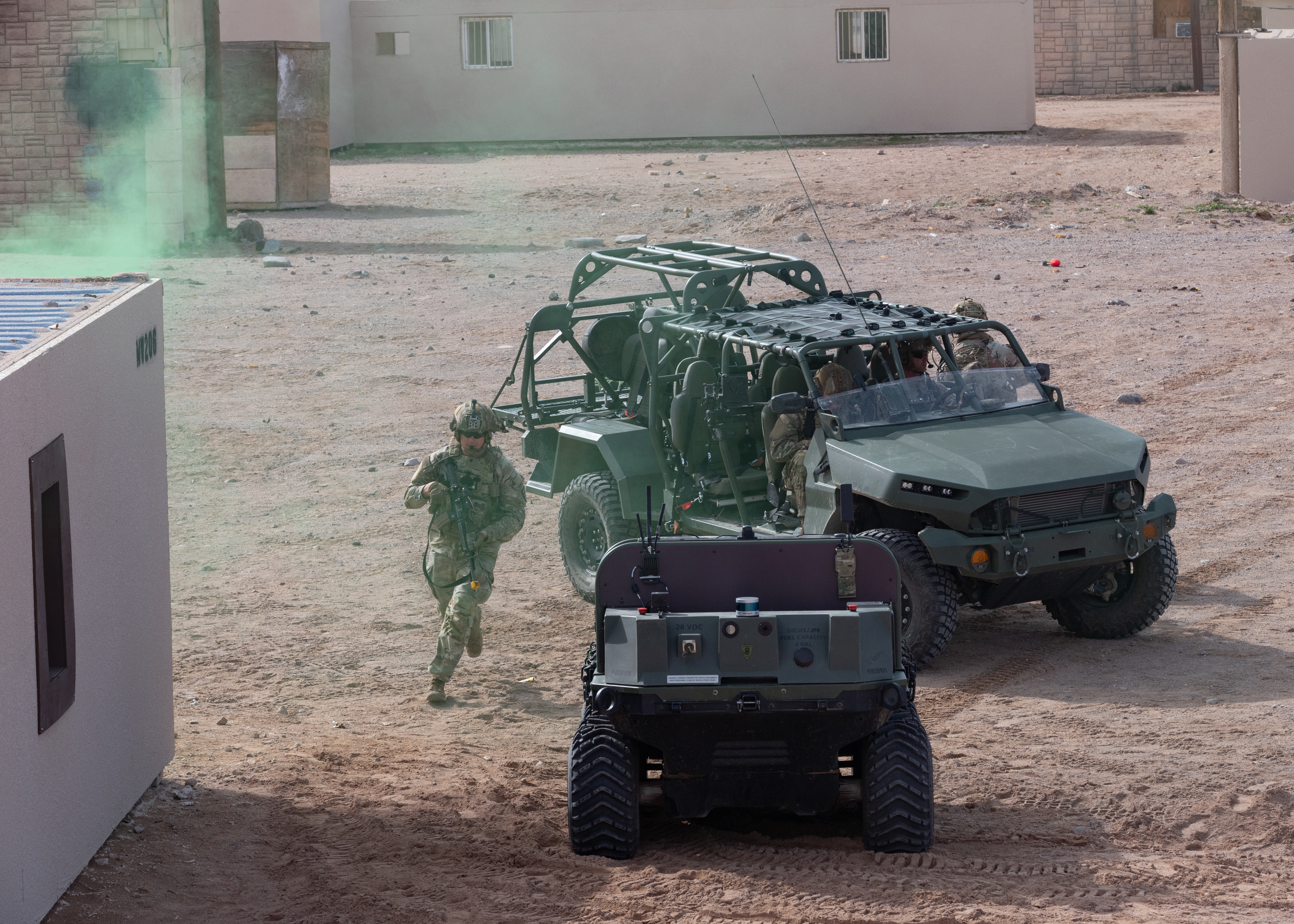 Les soldats de l'armée américaine affectés au 1er Bataillon, 29e Régiment d'infanterie, 316e Brigade de cavalerie, basés à fort Moore, en Géorgie, utilisent le Hunter WOLF, un véhicule terrestre sans pilote, pour récupérer des victimes simulées lors d'une démonstration de capacité militaire dans le cadre du projet convergence - Capstone 4 à fort Irwin, en Californie, le 17 mars 2024. Le Hunter WOLF est un véhicule robotique 6x6 avec un hybride diesel/électrique transmission, qui peut contenir deux litières sur le pont et peut être configurée pour transporter latéralement deux litières supplémentaires pour des soins prolongés sur le terrain. (Photo de l'armée américaine par la CPS. Hunter Grice)