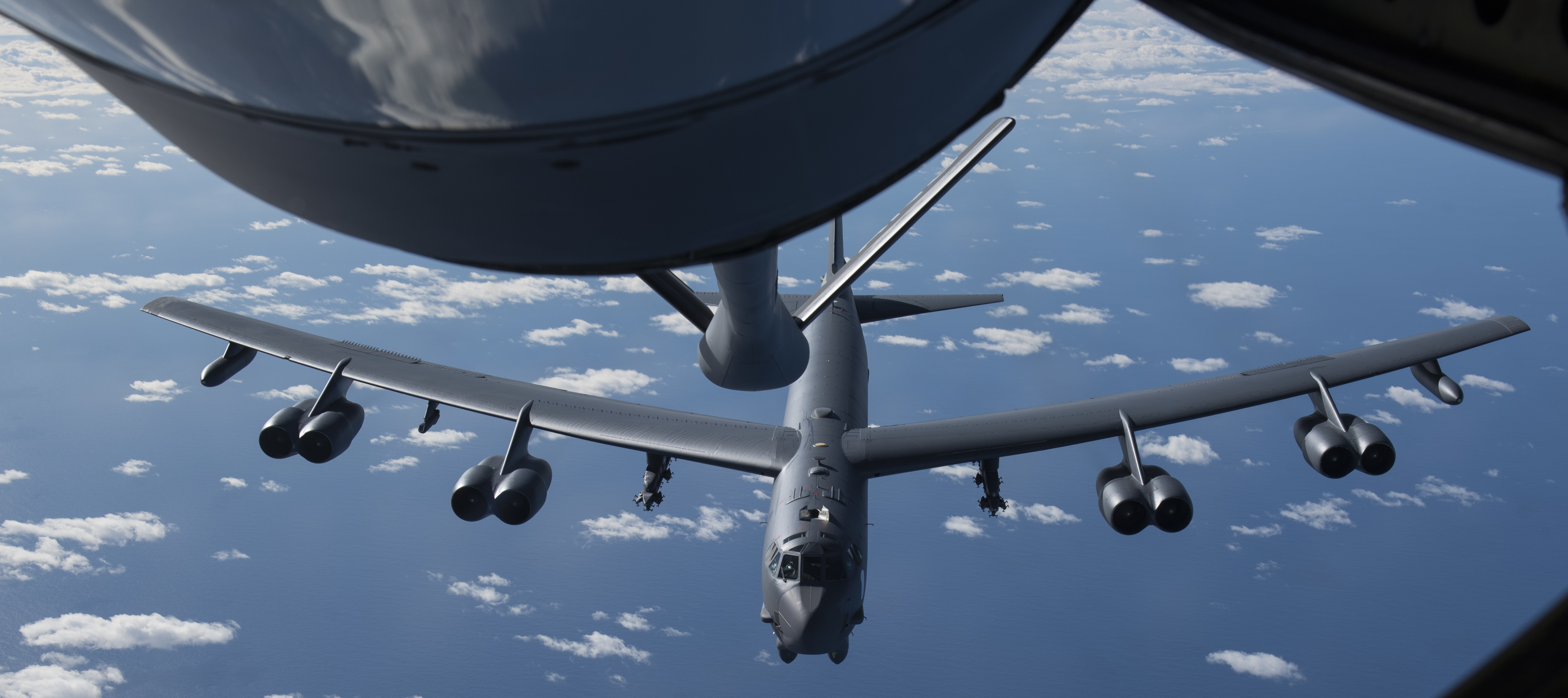 Un B-52H Stratofortress de l'US Air Force, affecté au 69ème Escadron de bombardement expéditionnaire, déployé à partir de la base aérienne de Minot, dans le Dakota du Nord, reçoit du carburant d'un KC-135 Stratotanker de l'US Air Force affecté au 191ème Escadron de ravitaillement en vol, de la Garde nationale aérienne Wright, dans l'Utah, après avoir décollé de la base aérienne d'Andersen, à Guam, le 3 février 2020. Les déploiements continus de présence de bombardiers offrent des possibilités d'avancer et renforcer les alliances, ainsi que les partenariats militaires de longue date. (Photo de l'US Air Force, membre de la 1re classe Helena Owens)