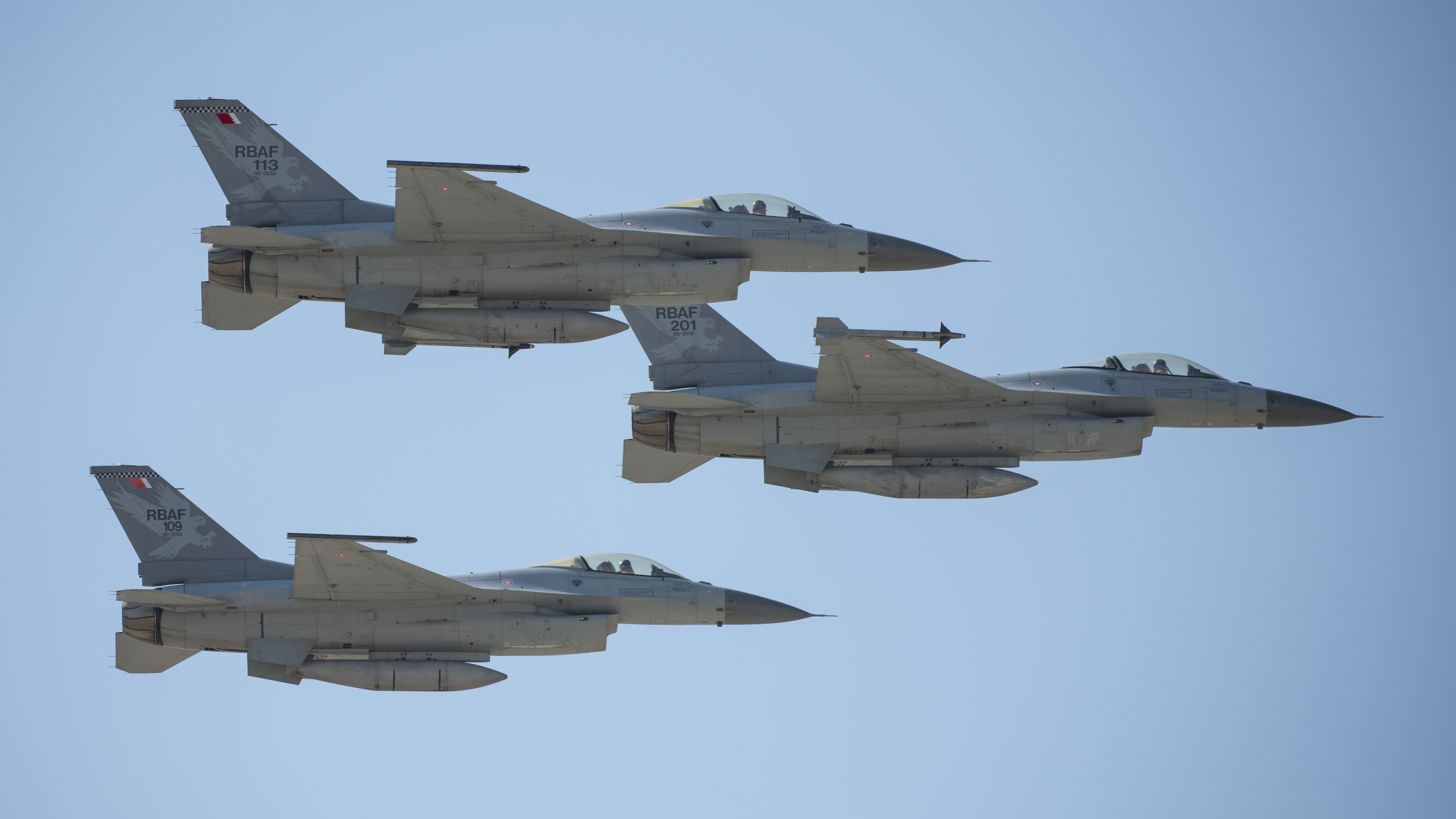 Les F-16 Fighting Falcon de la Royal Bahraini Air Force effectuent un survol en formation lors du salon aéronautique international de Bahreïn, à la base aérienne de Sakhir, à Bahreïn, le 15 novembre 2024. Le partenariat de sécurité de Bahreïn avec les États-Unis s'étend au-delà de la région, comme le démontre leur implication depuis 30 ans dans le programme d'avions de combat F-16. Bahreïn est le premier au monde à piloter la version la plus récente et la plus avancée, le F-16 Block 70, arrivé en mars 2023. (Photo de l'US Air Force par Tech. Sgt. Peter Reft)