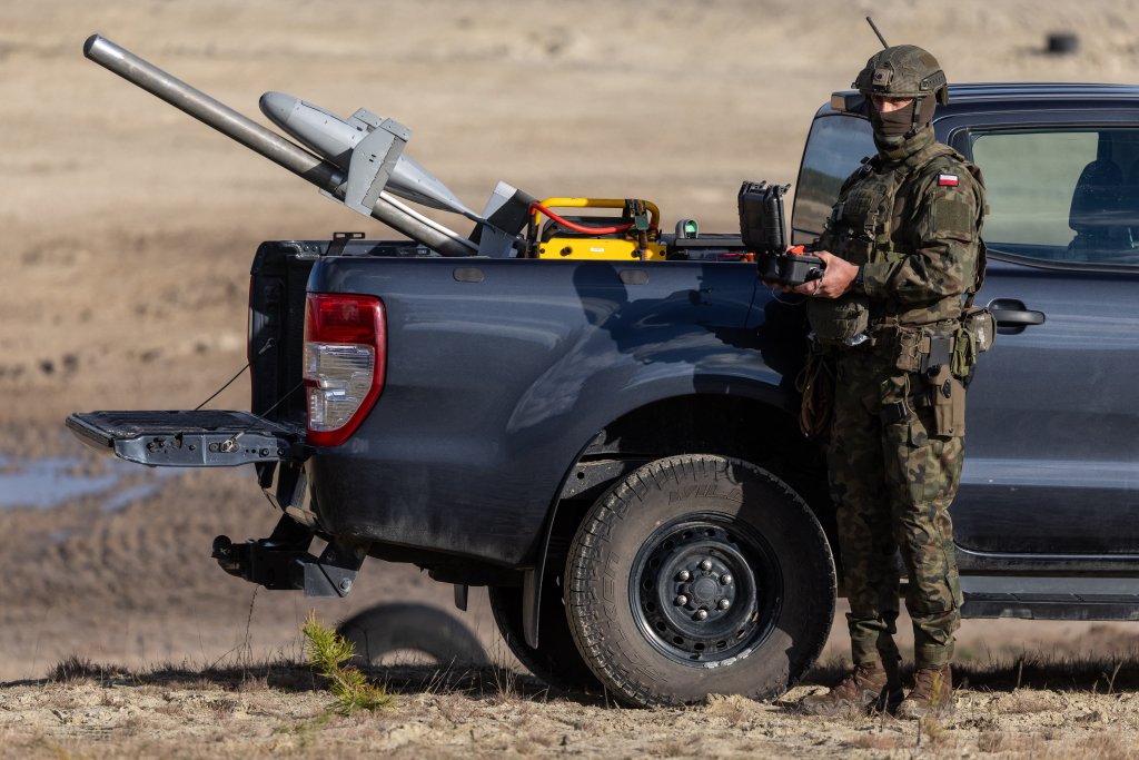 Un soldat polonais lance un drone d'interception du système de contre-drone américain MEROPS lors d'essais sur le terrain d'entraînement militaire de Nowa Deba, dans le sud-est de la Pologne, le 18 novembre 2025. (Photo de Wojtek RADWANSKI / AFP) (Photo de WOJTEK RADWANSKI/AFP via Getty Images)