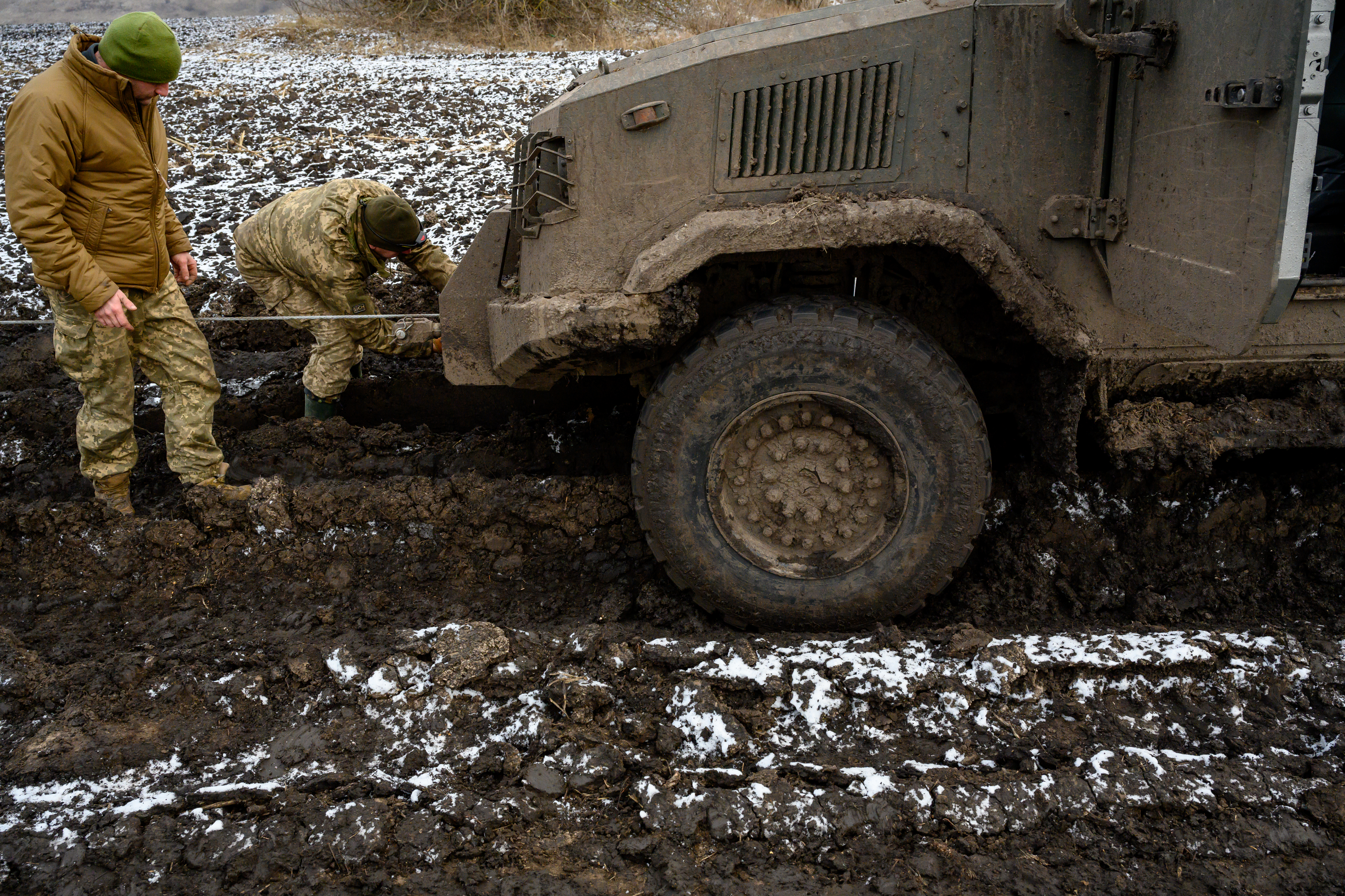 SUMY, UKRAINE - 15 JANVIER : un véhicule blindé ukrainien Kozak reste coincé dans la boue noire, alors qu'il quitte les positions des véhicules de combat américains Bradley utilisés lors de l'opération transfrontalière en cours de l'Ukraine dans la région russe de Koursk, où les Ukrainiens ont combattu les Russes et un contingent estimé à 12 000 soldats nord-coréens, le 15 janvier 2025 à Soumy, en Ukraine. Les officiers ukrainiens de la 4e compagnie, 1er bataillon, 82e brigade d'assaut aérien séparée affirment que ce matériel militaire américain a été crucial pour leur capacité à traverser la frontière avec la Russie en août dernier, ainsi que pour la défense de la frontière ukrainienne contre l'invasion totale de la Russie en février 2022. De hauts commandants et responsables ukrainiens ont exprimé leur inquiétude quant au soutien militaire et financier profond des États-Unis. (Photo de Scott Peterson/Getty Images)