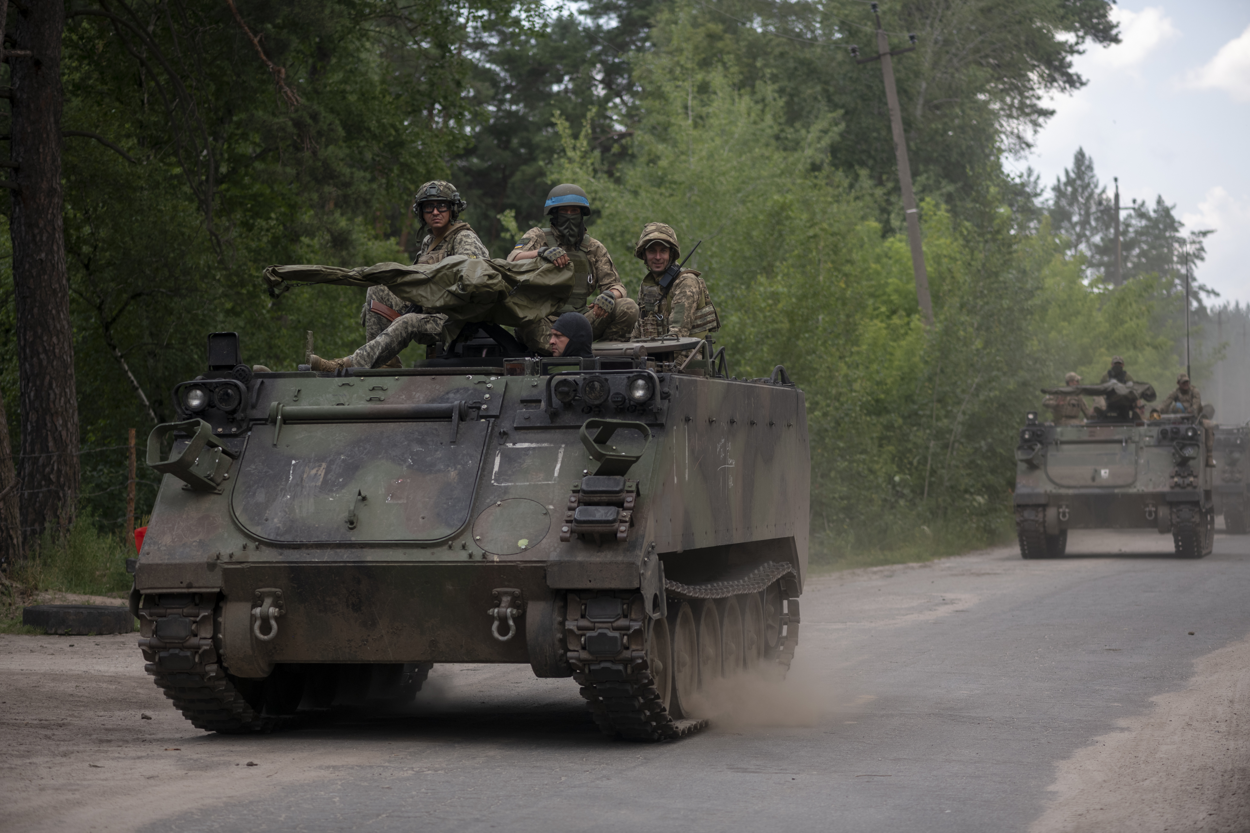 OBLAST DE DONETSK, UKRAINE - 4 JUILLET : des soldats ukrainiens sortent à bord des véhicules blindés de transport de troupes M113 dans une colonne pour des tâches sur un champ de tir militaire extérieur lors d'exercices le 4 juillet 2023 dans l'oblast de Donetsk, en Ukraine. (Photo de Viktor Fridshon/Global Images Ukraine via Getty Images)