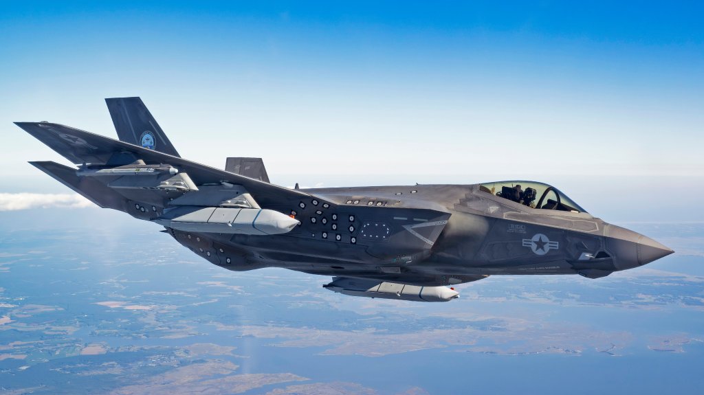 Un pilote d'essai du F-35 Lightning II effectue un test en vol le 10 septembre pour certifier la variante porte-avions de l'avion de combat pour transporter le missile antinavire à longue portée AGM-158C (LRASM). Dans le cadre des efforts d'intégration en cours, l'équipe Pax River F-35 Integrated Test Force (Pax ITF) a effectué deux jours de vols d'essai pour évaluer le flottement, les charges et les qualités de vol avec deux AGM-158 chargés sur des stations externes. LRASM est une solution définie à court terme pour combler le déficit de capacité de lancement aérien de la guerre offensive anti-surface (OASuW), qui fournira une capacité anti-surface flexible, à longue portée et avancée contre des cibles maritimes à forte menace. La mission de Pax River ITF est de planifier, coordonner et effectuer efficacement des essais en vol sûrs, sécurisés et efficaces pour les variantes F-35B et C, et de fournir les données nécessaires et opportunes pour soutenir la vérification/certification du programme et les exigences opérationnelles de la flotte.