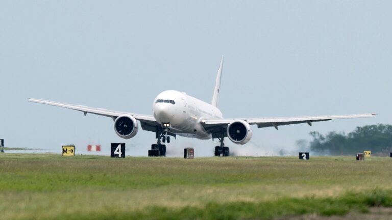 N577na Le laboratoire volant 777 de la NASA atterrit à Langley - 45eNord.ca