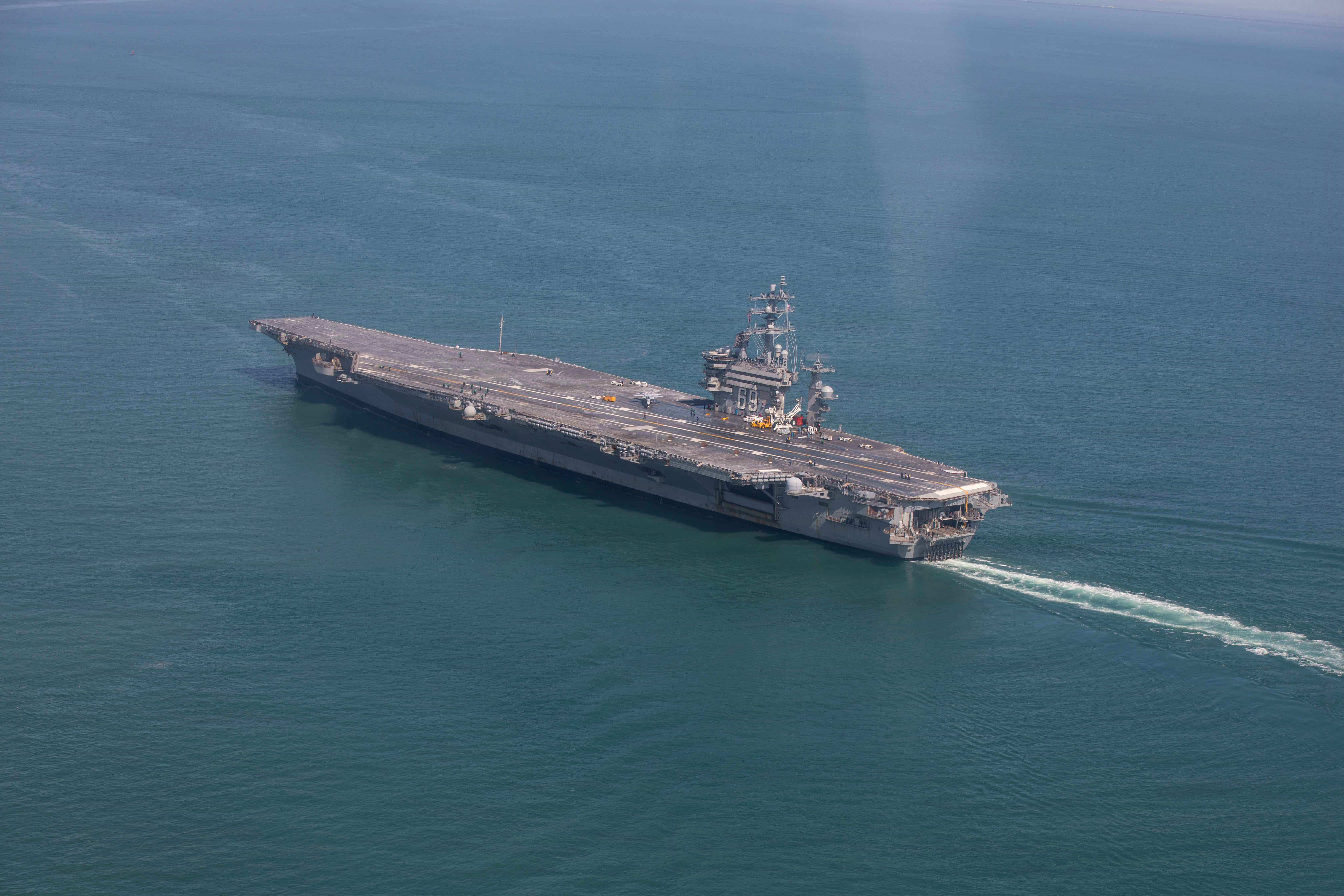 Le porte-avions de classe Nimitz de la Marine américaine USS Dwight D. Eisenhower (CVN 69) effectue une démonstration à pleine puissance lors d'un essai en mer dans les Capes de Virginie, le 22 avril 2026. Eisenhower est retourné à la mer et est maintenant dans la phase de base du Plan d'intervention optimisé de la flotte. (Photo de l'US Navy par le matelot Nicole Schweigert, spécialiste des communications de masse)