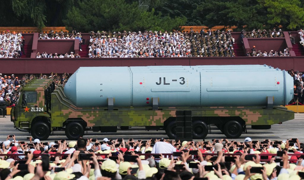 La formation de missiles nucléaires traverse la place Tian'anmen lors d'un défilé militaire à Pékin, capitale de la Chine, le 3 septembre 2025. La Chine a organisé mercredi un grand rassemblement pour commémorer le 80e anniversaire de la victoire dans la guerre de résistance du peuple chinois contre l'agression japonaise et la guerre antifasciste mondiale. (Photo de Yan Linyun/Xinhua via Getty Images)