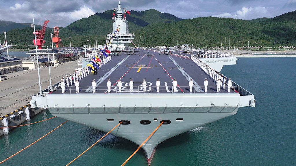 La Chine a officiellement mis en service son premier porte-avions équipé de catapultes, le Fujian.