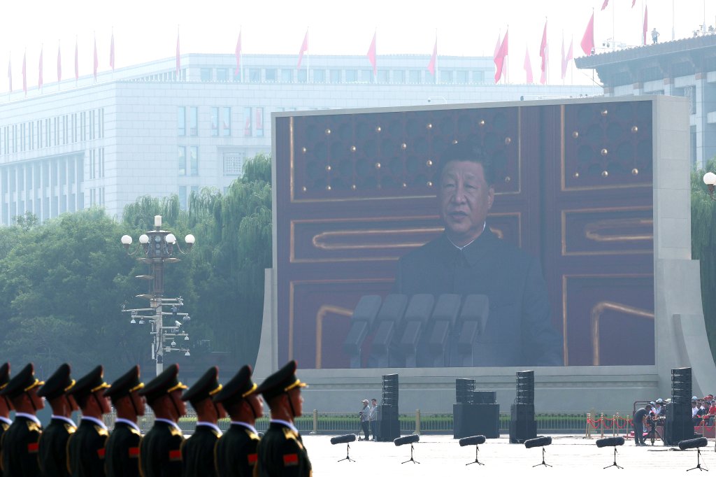 BEIJING, CHINE - 03 SEPTEMBRE : une exposition montre le président chinois Xi Jinping prononçant un discours lors d'un défilé militaire marquant le 80e anniversaire de la victoire sur le Japon et la fin de la Seconde Guerre mondiale, sur la place Tiananmen le 3 septembre 2025, à Pékin, en Chine. Le défilé militaire du Jour de la Victoire en Chine constitue une puissante démonstration de fierté nationale et de puissance militaire. Le défilé de cette année a un poids géopolitique accru avec la présence de dirigeants comme Vladimir Poutine, Kim Jong Un et Masoud Pezeshkian, soulignant les alliances diplomatiques de la Chine alors qu'elle se présente comme un leader mondial alternatif. (Photo de Lintao Zhang/Getty Images)