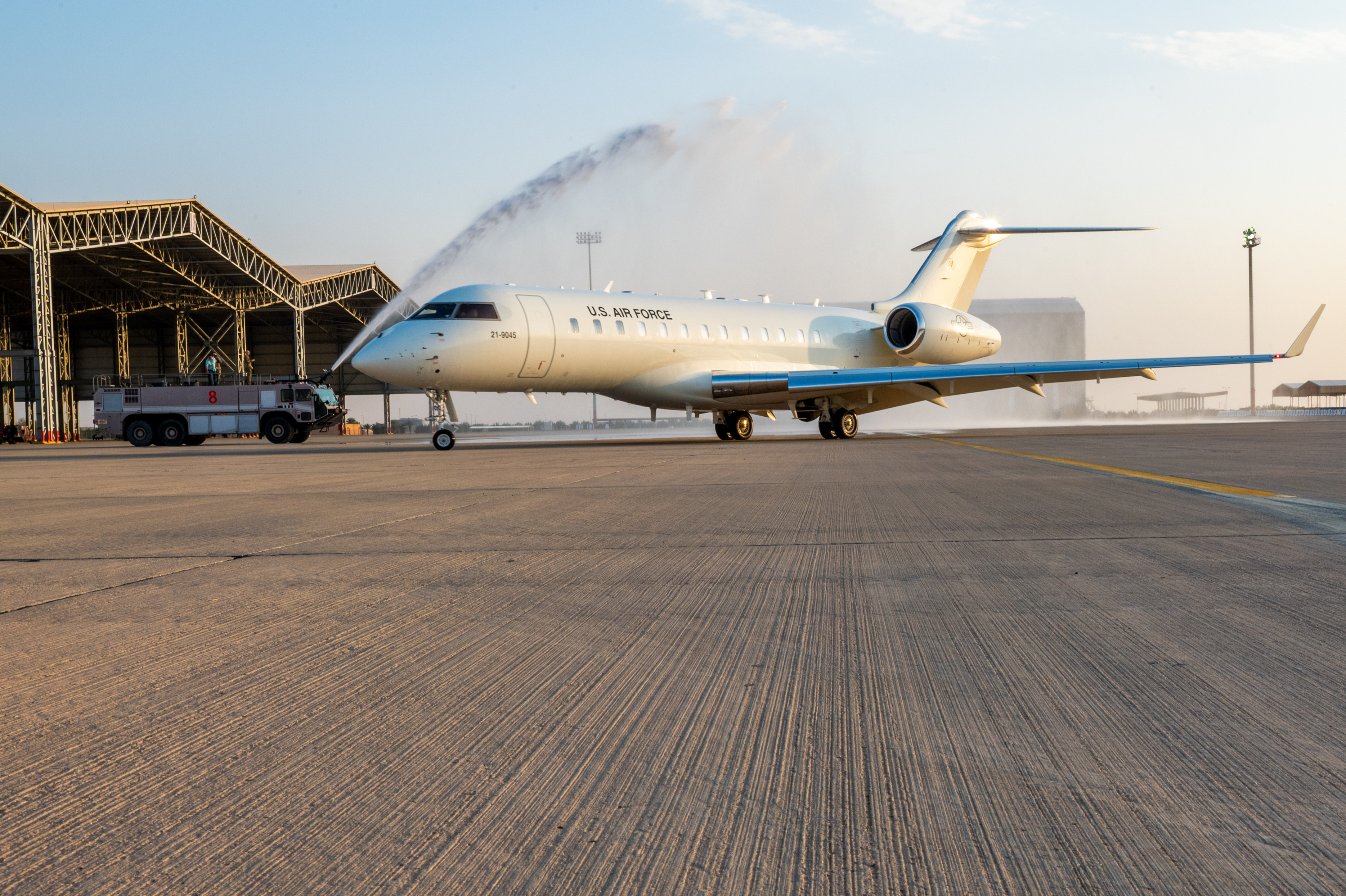 Un nouvel avion E-11A BACN de l'US Air Force circule à travers un "bain d'oiseaux" à la base aérienne Prince Sultan, Royaume d'Arabie Saoudite, le 16 décembre 2022. Cet E-11A est le plus récent ajout à la flotte du 430e Escadron expéditionnaire de communications électroniques. Communément connu sous le nom de Battlefield Airborne Communications Node, ou BACN, cet avion étend la gamme des canaux de communication et permet une meilleure communication entre les unités. (Photo de l'US Air Force par le sergent d'état-major Shannon Bowman)