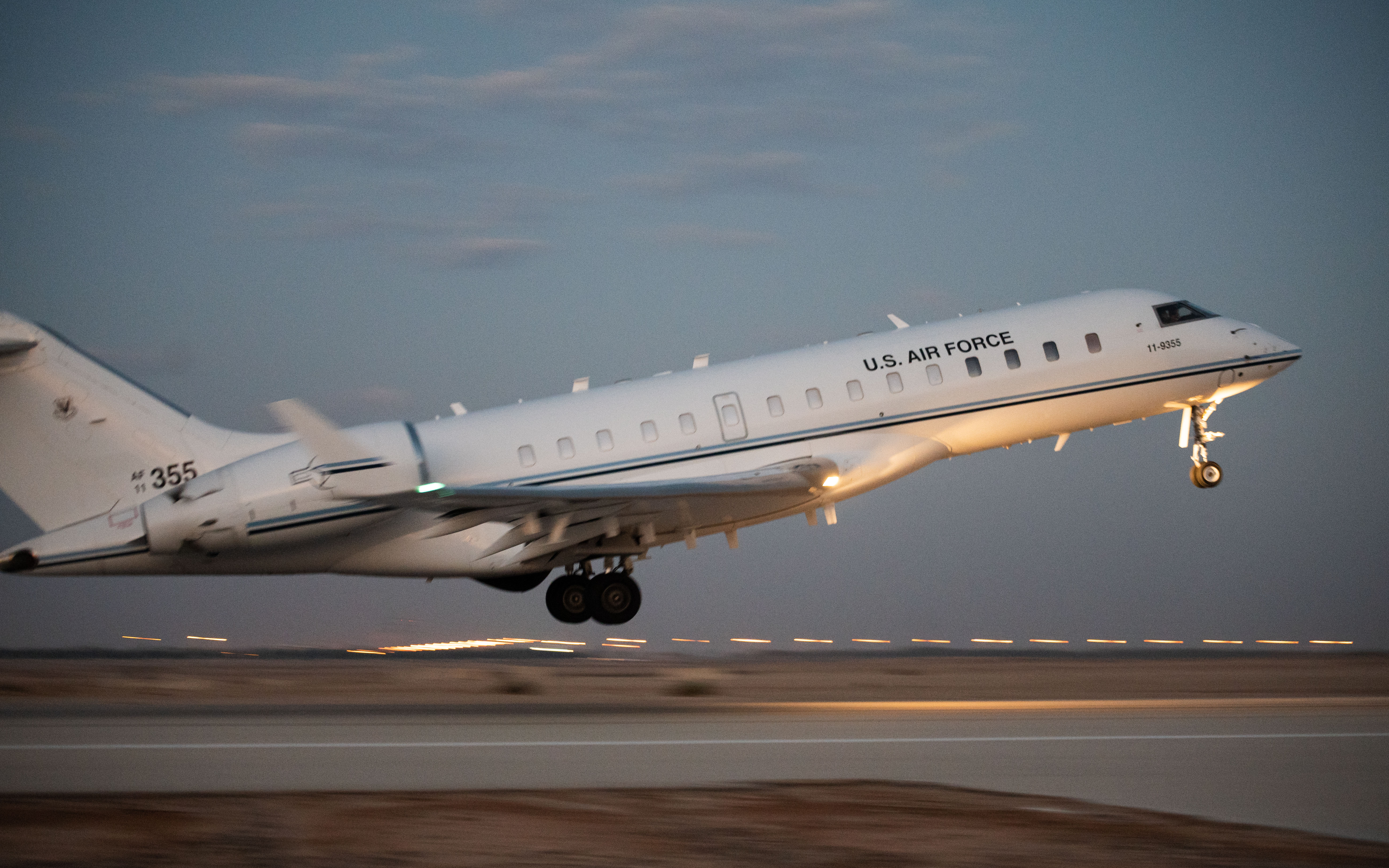 Un nœud de communications aéroportées du champ de bataille (BACN) de l'US Air Force E-11A part de la base aérienne de Prince Sultan, Royaume d'Arabie Saoudite, le 4 janvier 2022, à l'appui d'un entraînement conjoint complexe avec des avions de toute la région, pour inclure les F-16 Fighting Falcons de l'US Air Force et les F/A-18 Hornets du corps des Marines des États-Unis. L'espace aérien dans la zone de responsabilité du Commandement central américain est parmi les plus dynamiques au monde et une formation régulière garantit que les équipages américains et de la coalition opèrent en toute sécurité et de manière professionnelle. (Photo de l'US Air Force par l'aviateur principal Jacob B. Wrightsman)