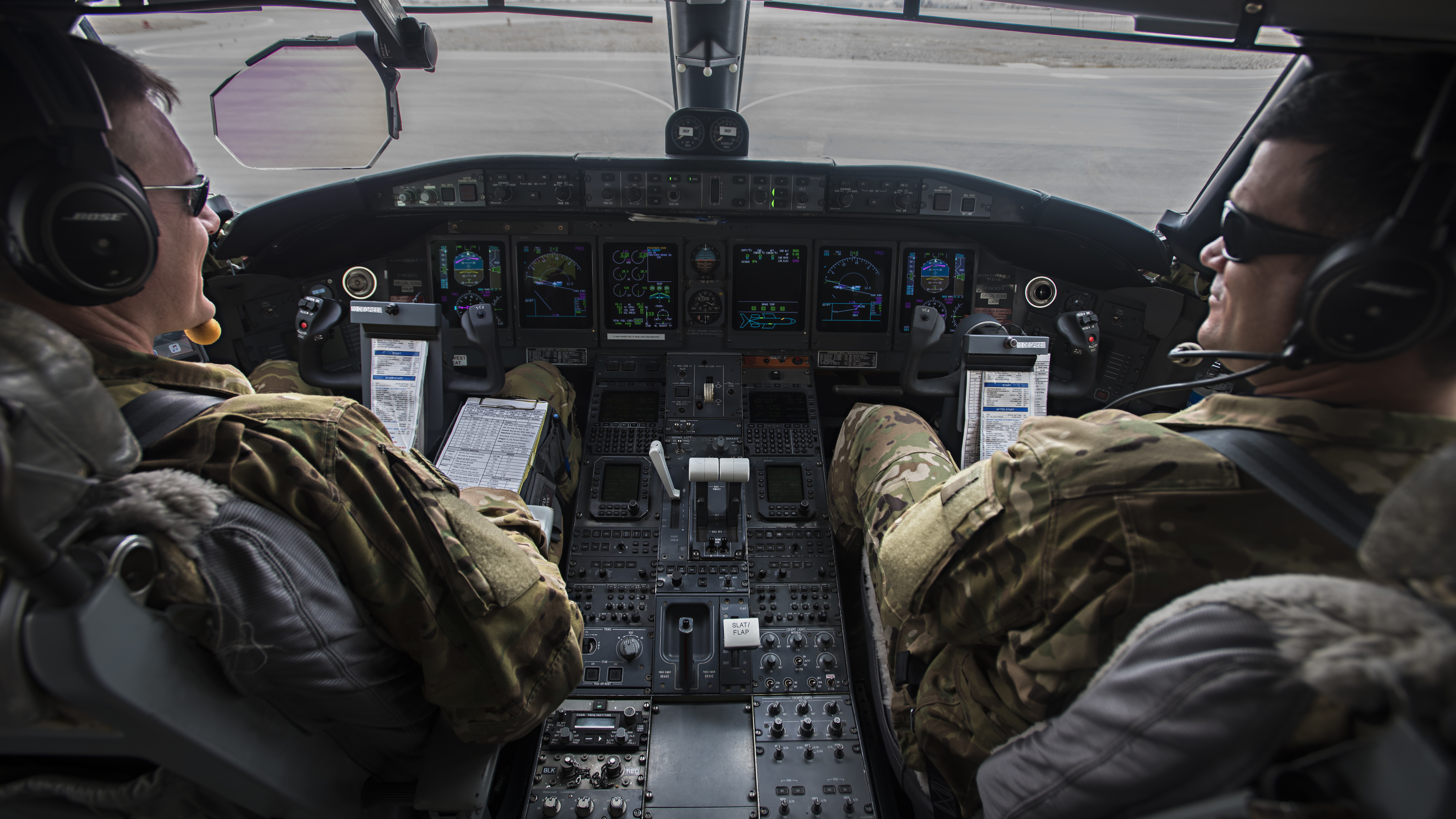 Le lieutenant-colonel Chris et le Major Matt, 430e Escadron expéditionnaire de combat électronique, se préparent à piloter la 10 000e mission du nœud de communications aéroportées du champ de bataille dans l'avion E-11A, le 24 février 2017. Le système d'armes BACN a été développé pour répondre à un besoin urgent en Afghanistan où le terrain montagneux rend la communication difficile. (Photo de l'US Air Force par le sergent d'état-major. Katherine Spessa)
