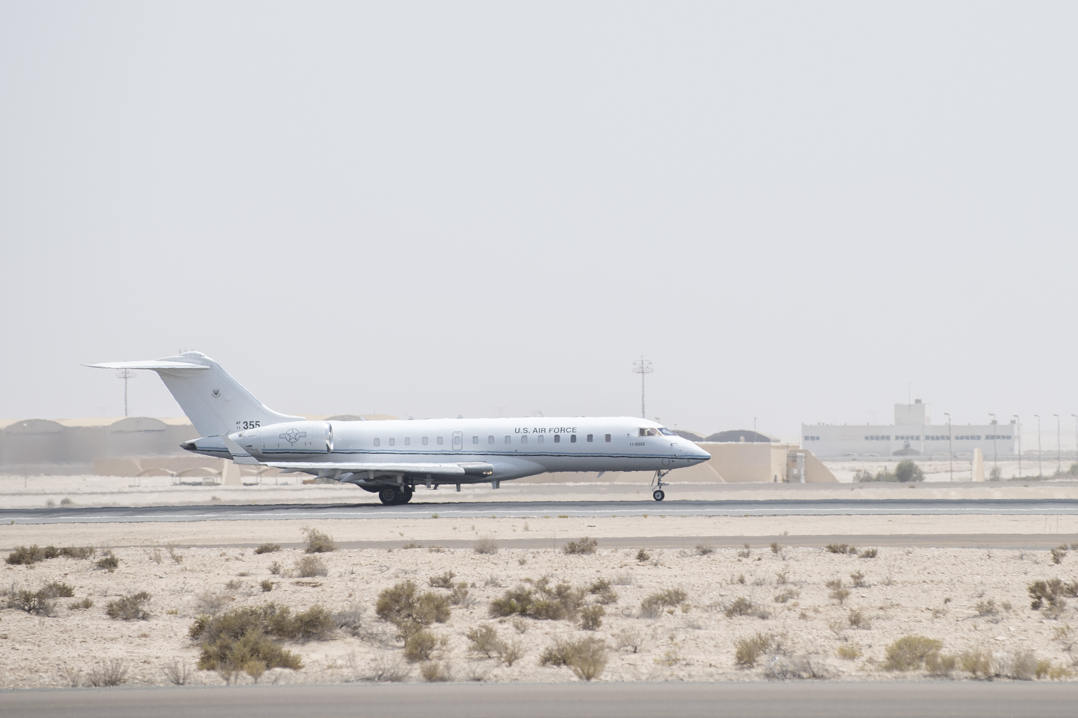 Un avion E-11A Battlefield Airborne Communications Node de la US Air Force, affecté au 430e Escadron expéditionnaire de combat électronique, prend son envol à l'appui d'un exercice multinational conjoint à la base aérienne d'Al Dhafra (ADAB), aux Émirats arabes Unis, le 30 juin 2021. Au cours des exercices, plusieurs plates-formes ont travaillé ensemble pour exécuter et affiner des tactiques, des techniques et des procédures visant à contrer les menaces du système aérien sans pilote. Mener une formation cohérente avec les pays partenaires garantit l’interopérabilité et la capacité de nous défendre, et renforce la sécurité et la stabilité dans la région. (Photo de l'US Air Force par le sergent-chef Wolfram M. Stumpf)