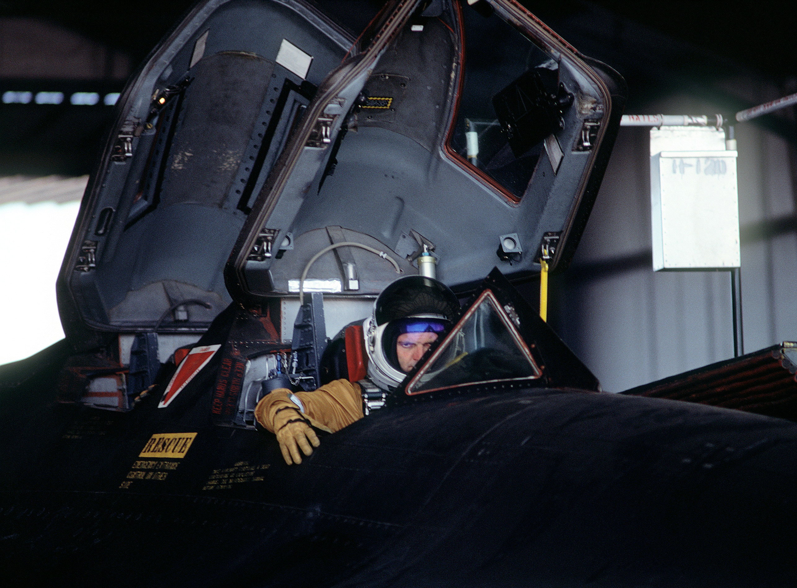 Les pilotes de la 9e Escadre de reconnaissance stratégique sont assis dans le cockpit d'un avion SR-71 Blackbird avant le vol. L'avion sera ravitaillé par un avion KC-10 Extender en vol pendant les essais.