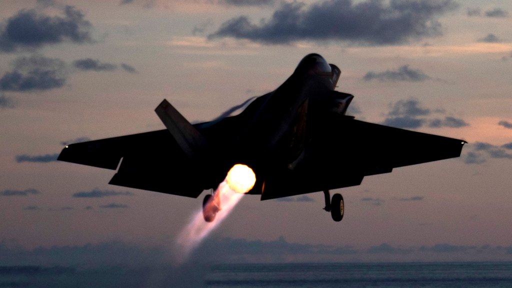 MER DES PHILIPPINES (4 juin 2022) un F-35C Lightning II, affecté aux « Black Knights » du Marine Fighter Attack Squadron (VMFA) 314, est lancé depuis le pont de vol du porte-avions de classe Nimitz USS Abraham Lincoln (CVN 72). L