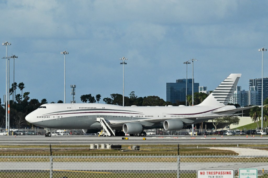 Ce 15 février 2025, un Boeing 747 qatari se trouve sur le tarmac de l