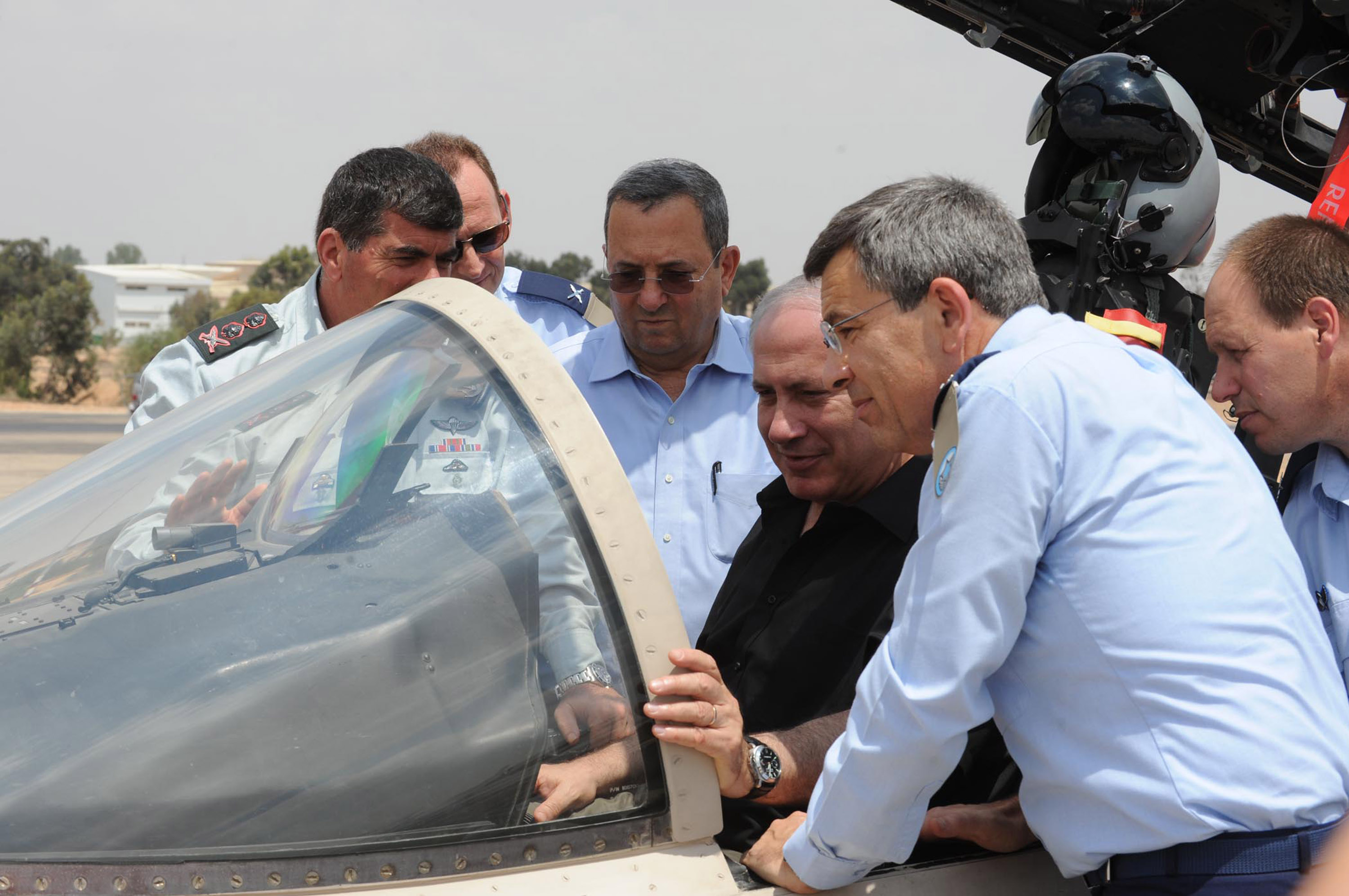 NON SPÉCIFIÉ, ISRAËL - 11 AOÛT : (ISRAËL OUT) Dans cette image fournie par le Bureau de presse du gouvernement israélien (GPO), le Premier ministre israélien Benjamin Netanyahu, le ministre de la Défense Ehud Barak et le chef d'état-major Gabi Ashekenazy examinent un avion de combat F-15 lors d'une visite dans une base de l'armée de l'air israélienne, le 11 août 2009 en Israël. (Photo par GPO via Getty Images)