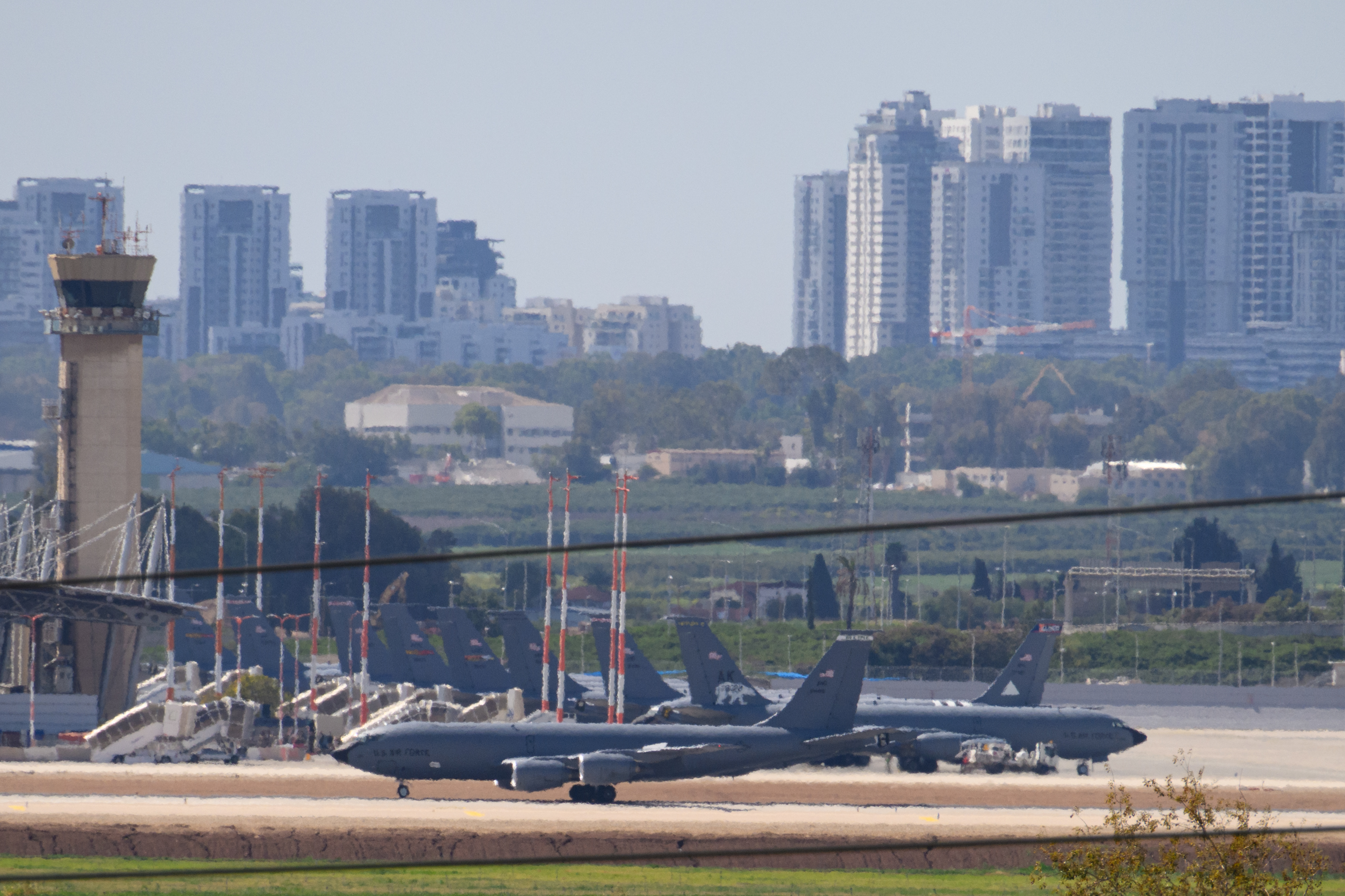 TEL AVIV, ISRAËL - 08 MARS : les ravitailleurs de l'US Air Force sont assis à l'aéroport international Ben Gourion le 08 mars 2026 à tel Aviv, Israël. L’Iran a tiré des vagues de missiles sur Israël après que les États-Unis et Israël ont lancé une attaque conjointe contre l’Iran tôt le 28 février. Le ministre israélien de la Défense, Israel Katz, a déclaré l'état d'urgence, alors que les Israéliens se préparaient aux représailles. (Photo par Alexi J.Rosenfeld/Getty Images)