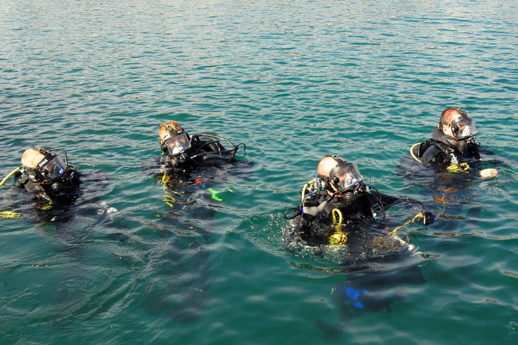 SAN DIEGO -- Les membres d'équipage du casier de plongée régional Ouest se préparent à plonger sous l'eau pour inspecter la coque du garde-côte Sea Otter, porté ici le 20 octobre. La Garde côtière a récemment créé des casiers de plongée régionaux et des équipes sur les deux côtes, capables de répondre aux opérations réparties ou émergentes. (Photo de la Garde côtière américaine par le maître de 3e classe Melissa Hauck)
