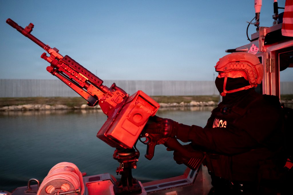 Des membres de la Garde côtière de l'équipe de sécurité et de sûreté maritime Alameda patrouillent dans le Rio Grande près de McAllen, Texas, le 28 octobre 2025, à bord d'un petit bateau d'intervention de 29 pieds (RB-S). La patrouille soutient les opérations de sécurité maritime et de maintien de l’ordre le long du fleuve. (Photo de la Garde côtière américaine par le maître de 3e classe Perry Shirzad)