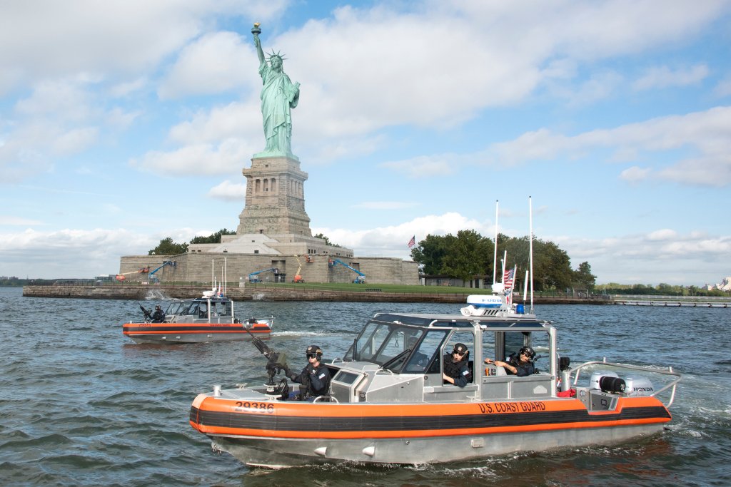 Les équipages de bateaux de l'équipe de sécurité et de sûreté maritimes de la Garde côtière de New York transitent près de la Statue de la liberté tout en escortant des ferries dans le port de New York, le 21 septembre 2021. MSST New York est colocalisé avec la station de la Garde côtière de New York à Staten Island, New York. (Photo de la Garde côtière américaine par le maître de 2e classe Cory J. Mendenhall)