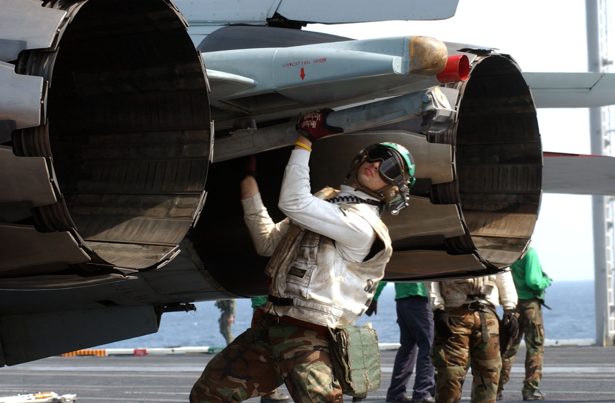 Maître de 3e classe Jesse L. Alvarado s'assure que le crochet de queue d'un F-14D Tomcat du Fighter Attack Squadron 31 est correctement installé lors de ses vérifications préalables au lancement à bord de l'USS Theodore Roosevelt (CVN 71) le 26 mars 2005. Roosevelt est actuellement en cours de formation dans l'océan Atlantique. (Photo du DoD par le Maître de 1re classe James E. Foehl, US Navy. (Publié))