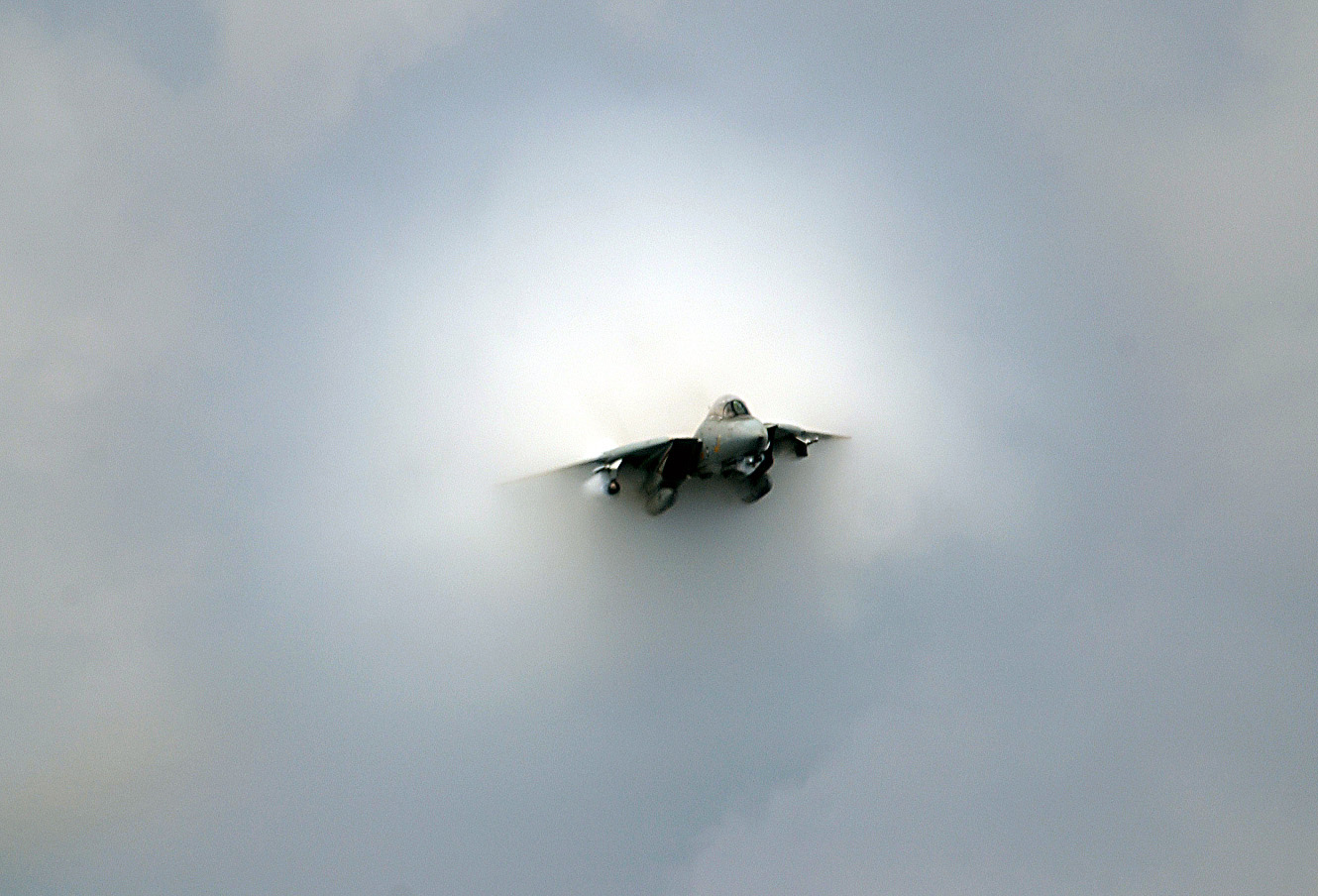 Un F-14D Tomcat de la Marine effectue un survol presque supersonique au-dessus du poste de pilotage de l'USS Theodore Roosevelt (CVN 71) lors du lancement final des Tomcats alors que le navire opère dans l'océan Atlantique le 28 juillet 2006. Le F-14 prendra officiellement sa retraite en septembre 2006 après 32 ans de service dans la flotte. Ce Tomcat est affecté au Fighter Squadron 31. (Photo du DoD par le maître de 3e classe Nathan Laird, US Navy. (Sortie))