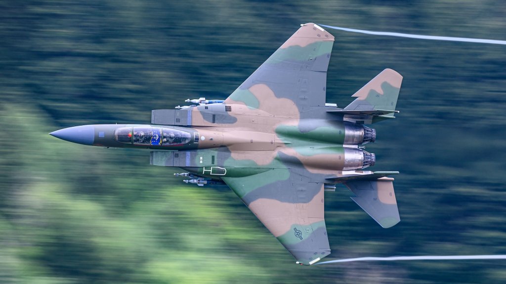 Un F-15E Strike Eagle de l'US Air Force, spécialement peint pour marquer les 40 ans de l'opération Eldorado Canyon, le raid sur la Libye, a décollé.