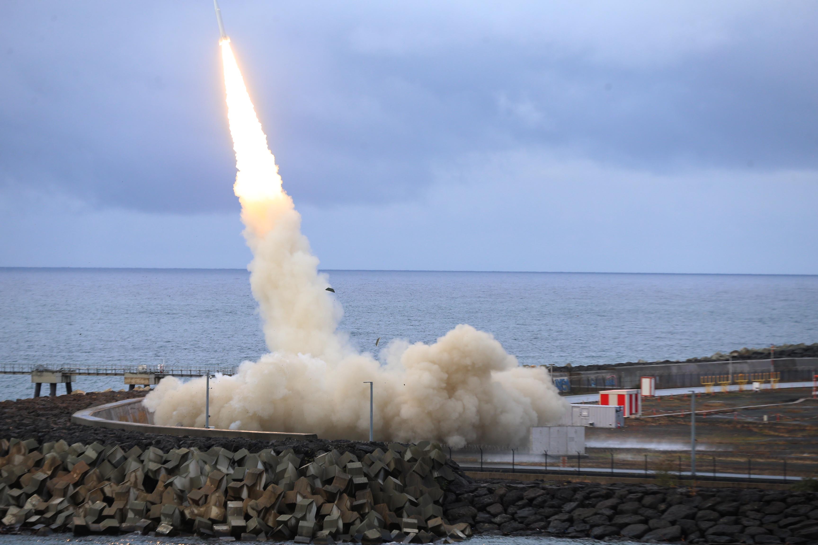 RIZE, TURKIYE - DÉCEMBRE 11 : le missile balistique à plus longue portée de Turkiye, TAYFUN, qui est actuellement en production et livraison en série, est vu après le nouveau lancement d'essai à Rize, Turkiye, le 11 décembre 2025. Les tests se poursuivent sur diverses variantes du missile balistique produit dans le pays, TAYFUN. (Photo de Fikret Delal/Anadolu via Getty Images)