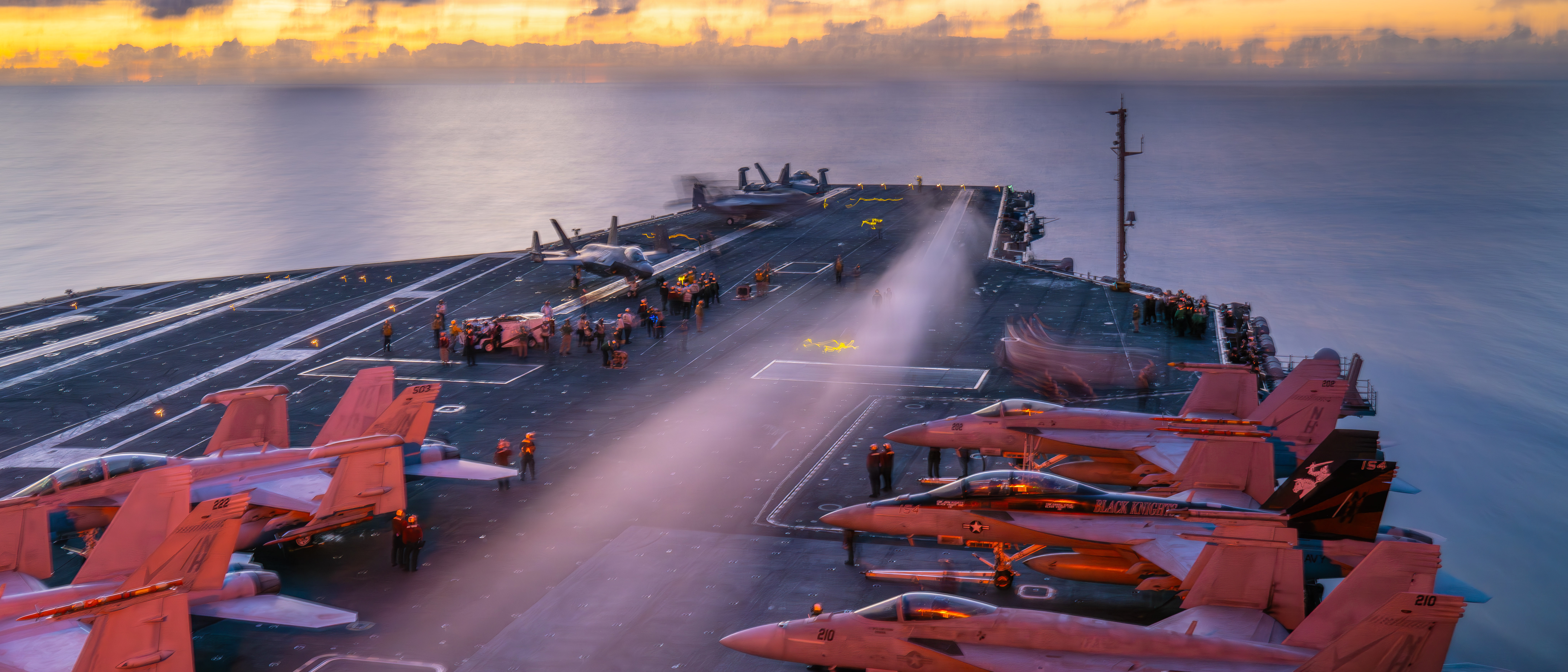 OCÉAN PACIFIQUE (4 mai 2026) – le porte-avions de classe Nimitz USS Theodore Roosevelt (CVN 71) mène des opérations aériennes, le 4 mai 2026. Theodore Roosevelt, navire amiral du Carrier Strike Group (CSG) 9, est en cours dans la zone d'opération de la 3e flotte américaine, menant une formation avancée pour renforcer la préparation et la capacité du groupe de frappe. Faisant partie intégrante de la flotte américaine du Pacifique, la 3e flotte américaine exploite des forces navales dans l'Indo-Pacifique et fournit la formation réaliste et pertinente nécessaire pour exécuter le rôle de la marine américaine dans l'ensemble du spectre des opérations militaires. (Photo de l'US Navy par Aaron Haro Gonzalez, spécialiste des communications de masse de 3e classe)