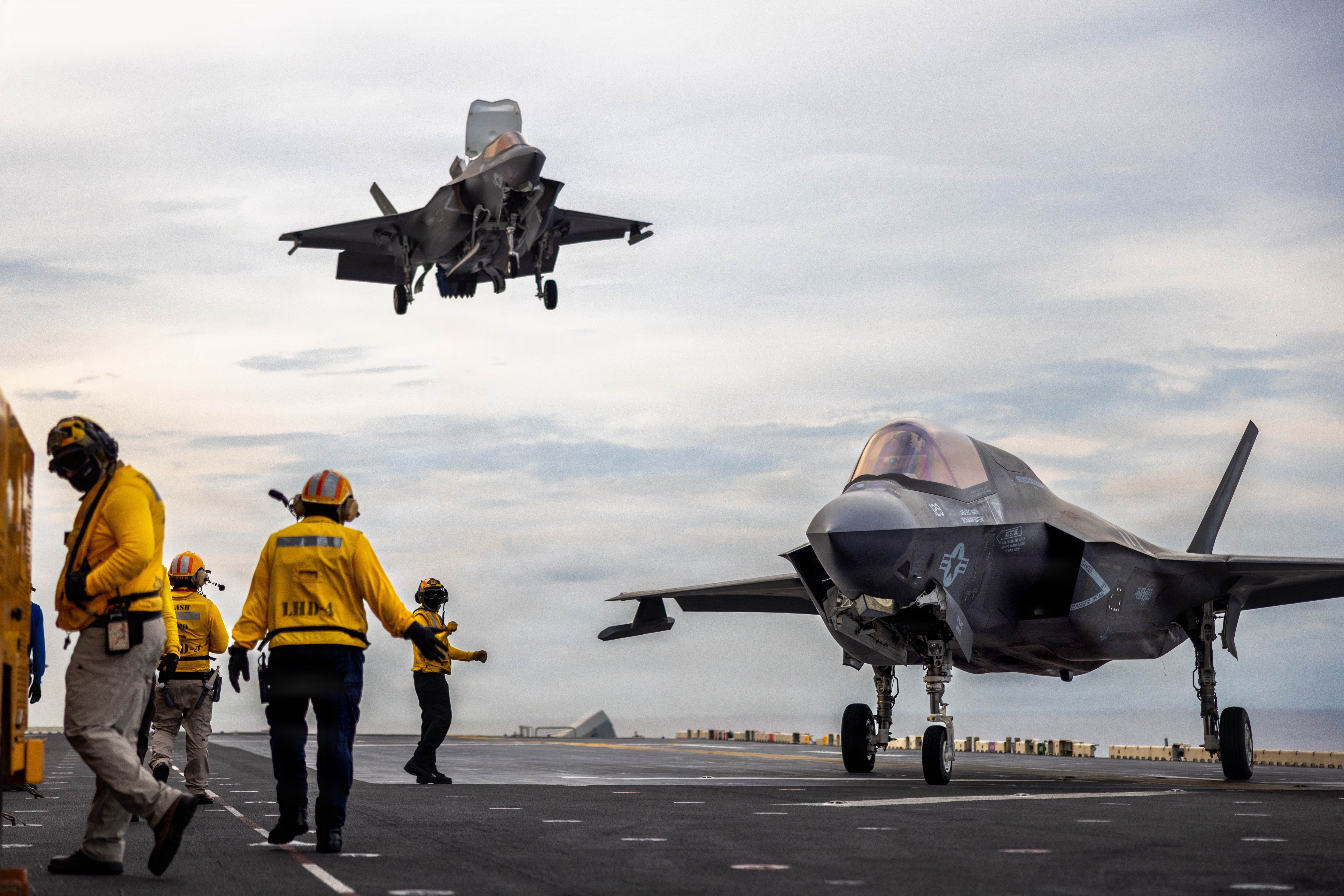 US Marine corps F-35B Lightning II affecté au Marine Fighter Attack Squadron (VMFA) 122, 11e Marine Expeditionary Unit, atterrit pendant les opérations de vol à bord du navire d'assaut amphibie de classe Wasp USS Boxer (LHD 4) dans l'océan Pacifique, le 2 mai 2026. La 11e MEU, embarquée à bord du groupe amphibie Boxer, est une force persistante et crédible au combat qui contribue à la dissuasion et à la réponse aux crises dans la 7e flotte américaine zone d’opérations. La 7e flotte américaine, la plus grande flotte numérotée déployée à l'avant de l'US Navy, interagit et opère régulièrement avec ses alliés et partenaires pour préserver un Indo-Pacifique libre et ouvert. (Photo du Corps des Marines des États-Unis par le Sgt. Trent A. Henry)