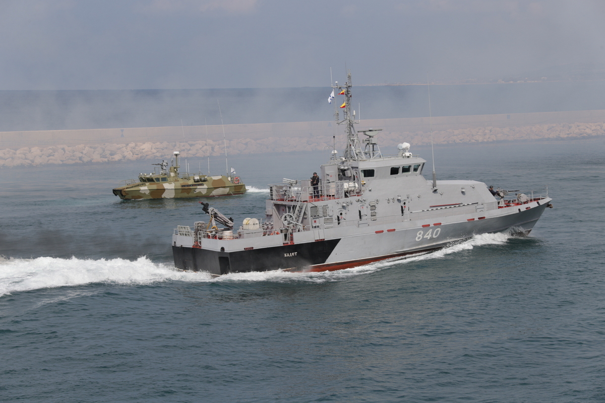 TARTUS, SYRIE - 15 FÉVRIER : (----USAGE ÉDITORIAL UNIQUEMENT â CRÉDIT OBLIGATOIRE - " MINISTERE DE LA DEFENSE RUSSE / DOCUMENT" - PAS DE CAMPAGNE DE MARKETING PAS DE PUBLICITÉ - DISTRIBUÉ COMME SERVICE AUX CLIENTS ----) Le navire de guerre anti-sabotage Grachonok participe aux exercices de la marine russe en Méditerranée orientale à Tartous en Syrie le 15 février 2022. (Photo du MINISTÈRE RUSSE DE LA DÉFENSE/Agence Anadolu via Getty Images)