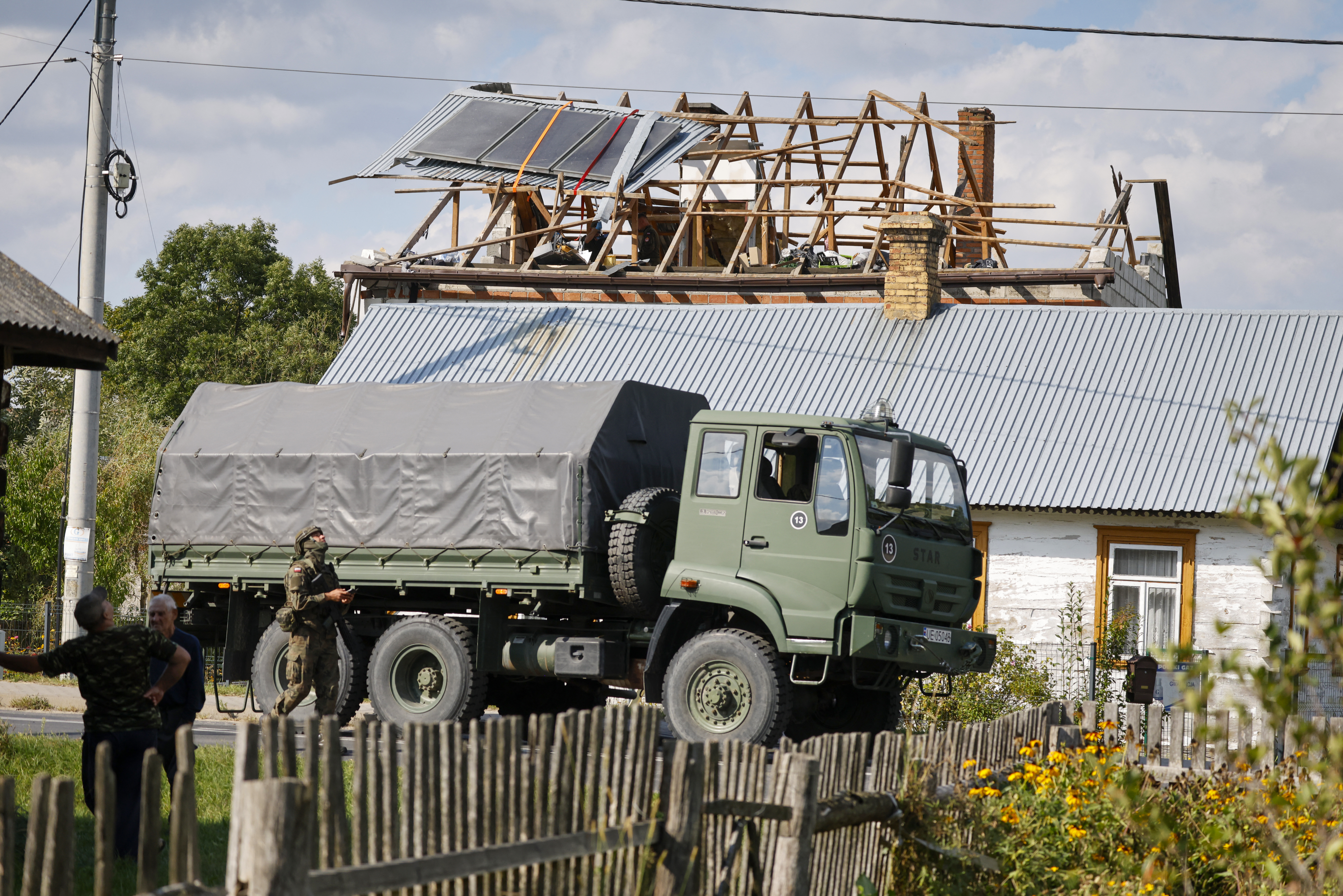 La police et l'armée inspectent les dommages causés à une maison détruite par les débris d'un drone russe abattu dans le village de Wyryki-Wola, dans l'est de la Pologne, le 10 septembre 2025. Les défenses aériennes de l'OTAN ont aidé à contrer les drones qui sont entrés dans l'espace aérien polonais pendant la nuit et le chef de l'alliance, Mark Rutte, est en contact avec Varsovie, a déclaré mercredi une porte-parole de l'OTAN. Le Premier ministre polonais Donald Tusk a déclaré mercredi qu'une violation de l'espace aérien polonais par plusieurs drones russes dans la nuit était une provocation majeure visant l'UE et les membres de l'OTAN. (Photo de Wojtek RADWANSKI / AFP) (Photo de WOJTEK RADWANSKI/AFP via Getty Images)