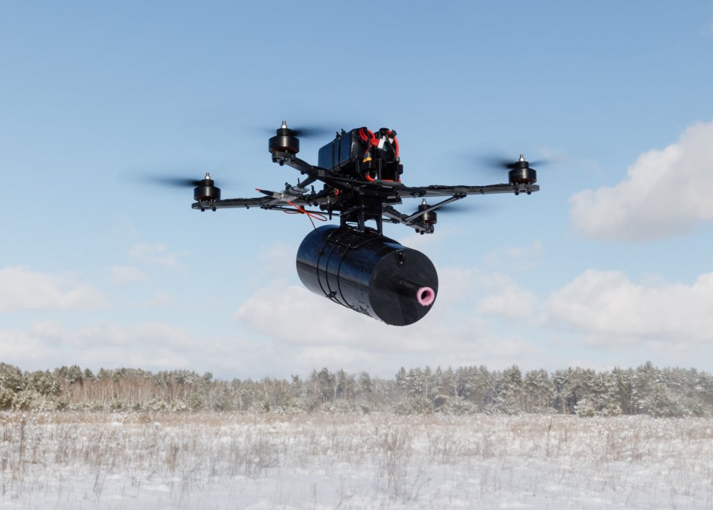 KIEV, UKRAINE - 2025/04/01 : Un drone à première personne (FPV) contrôlé par fibre optique est vu lors d'un vol d'essai. Les drones FPV équipés de fibre optique offrent des avantages clés par rapport aux drones traditionnels. Ces drones sont immunisés contre les systèmes de guerre électronique (GE), restent indétectables par la reconnaissance radio ennemie, assurent une communication de haute qualité sur de longues distances et ne sont pas affectés par l'horizon radio. Un premier lot de 50 drones et 10 km de fibre optique a déjà été livré aux lignes de front. Les drones ont été remis aux forces ukrainiennes par Petro Porochenko, chef du parti Solidarité européenne. Selon lui, le projet a débuté à l'automne 2023 et ces drones avancés seront désormais exploités par les meilleurs spécialistes ukrainiens. Au cours des trois dernières années, l'équipe de Porochenko a soutenu activement les forces armées ukrainiennes, en investissant dans la recherche scientifique, la fabrication et l'achat d'équipements. Plus de 70 000 drones FPV ont déjà été envoyés au front, ainsi que des complexes de frappe Ai-Petri, des drones Poséidon, des véhicules, des camions, des unités mobiles de blanchisserie et de douche, des lance-grenades et bien plus encore. Aujourd’hui, cet arsenal est complété par des drones révolutionnaires à fibre optique qui pourraient changer le cours de la guerre. (Photo de Mykhaylo Palinchak/SOPA Images/LightRocket via Getty Images)