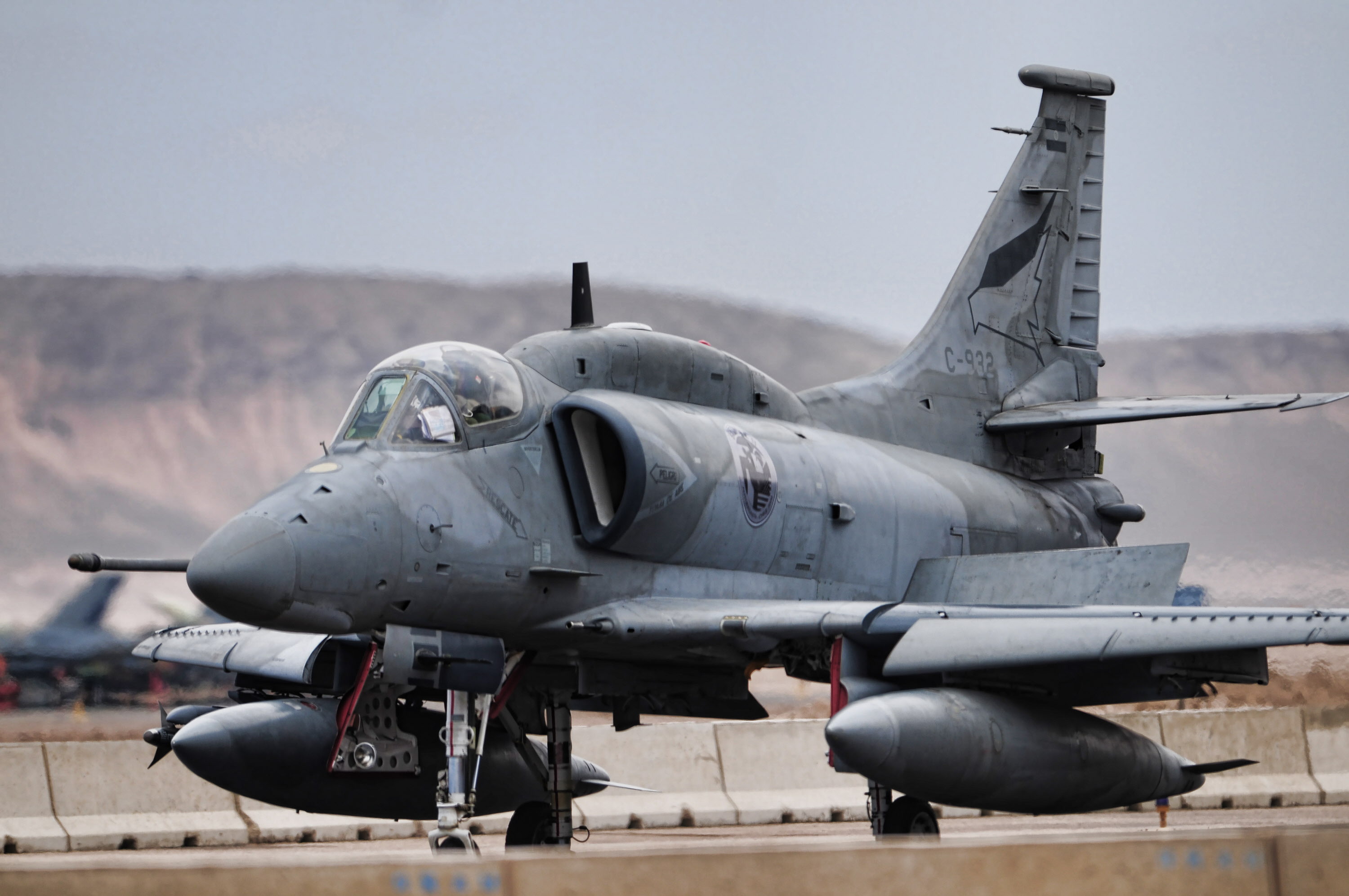 POUR ALLER AVEC L'HISTOIRE DE L'AFP Un avion de combat argentin A-4AR se prépare au décollage lors d'un exercice de jeux de guerre à Antofagasta, à environ 1 300 km au nord de Santiago, le 26 octobre 2009. Salitre II est un exercice militaire international visant à partager l'expérience opérationnelle et tactique dans le cadre d'une mission simulée de maintien de la paix. Les pays concernés sont l'Argentine, le Brésil, les États-Unis, la France et le Chili. PHOTO AFP/MARTIN BERNETTI (Le crédit photo doit se lire MARTIN BERNETTI/AFP via Getty Images)