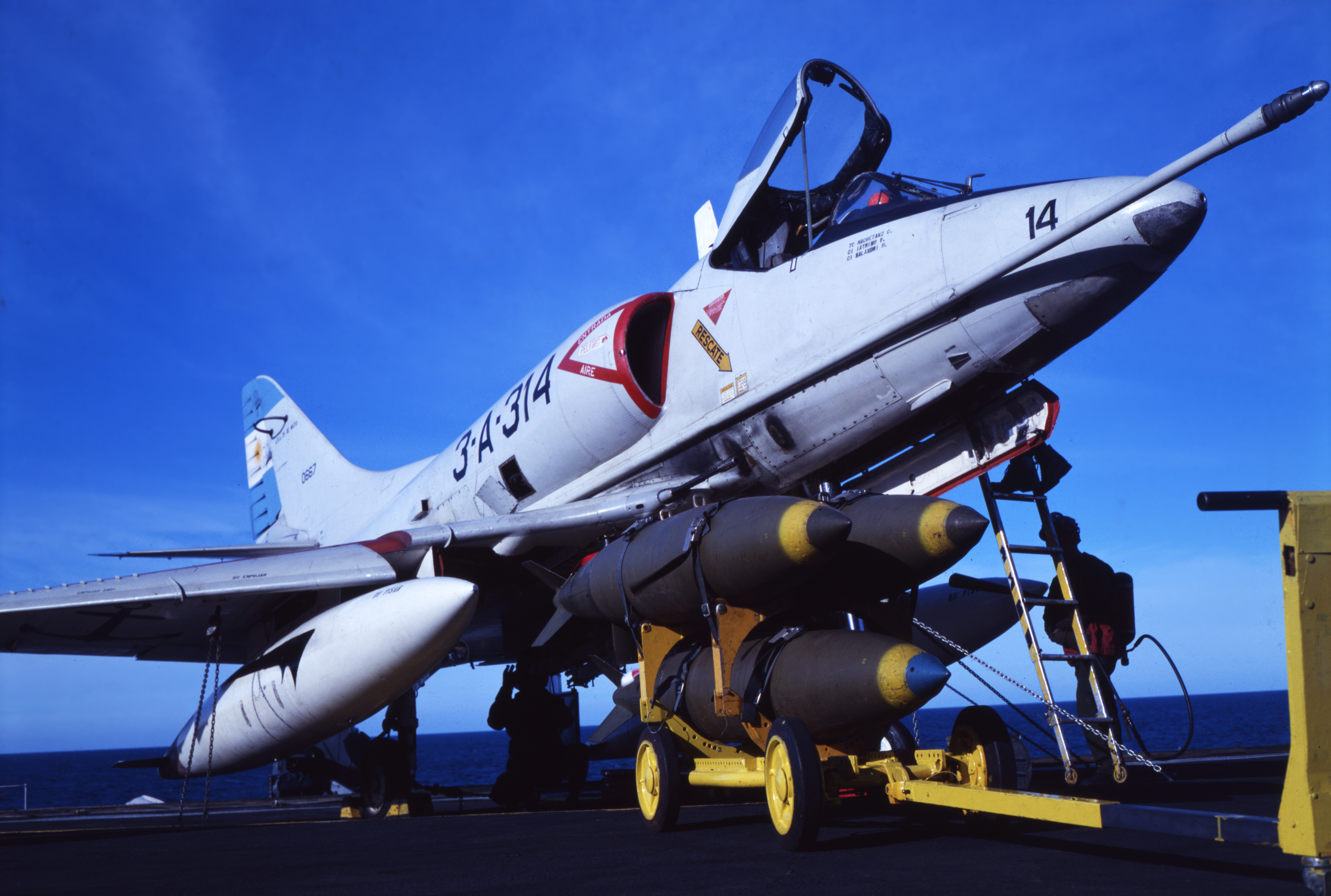 Avion, guerre des Malouines, 1982. Artiste Luis Rosendo. (Photo de Luis Rosendo/Heritage Images via Getty Images