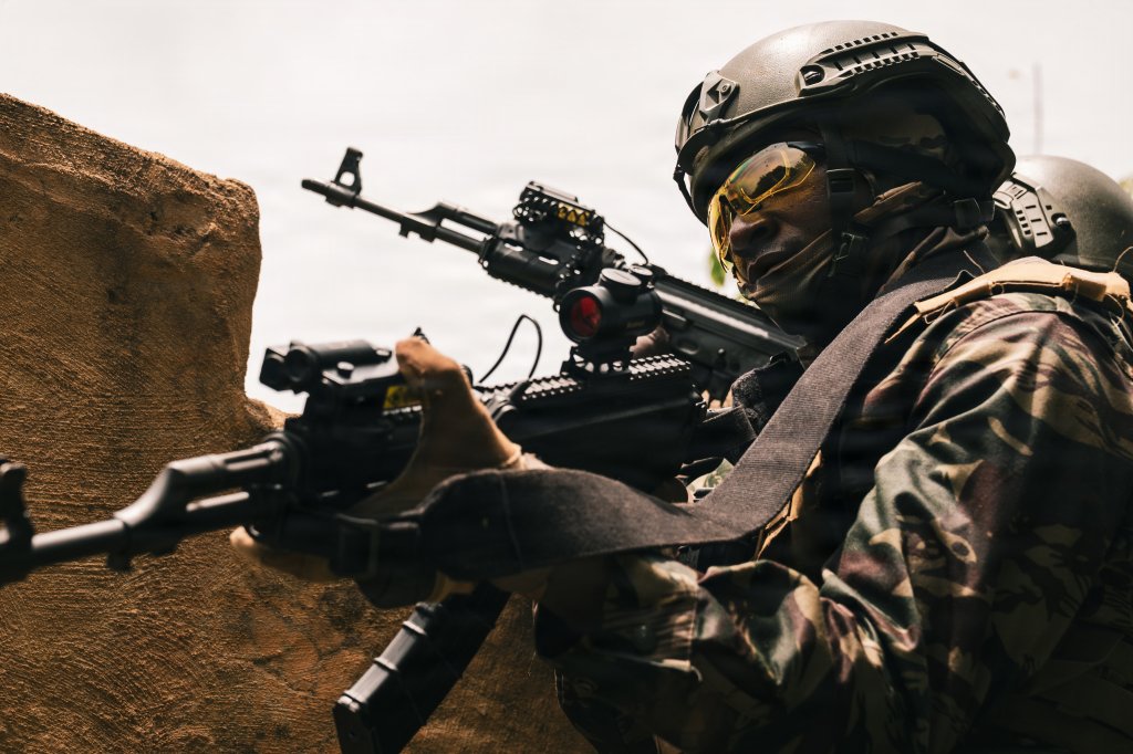 Des soldats des forces spéciales camerounaises se préparent à attaquer un village simulé lors de l'exercice Flintlock 26 dans un centre d'entraînement ivoirien en Côte d'Ivoire, le 18 avril 2026. Depuis 2005, Flintlock est le premier exercice annuel d'opérations spéciales du Commandement américain pour l'Afrique. L'exercice de cette année a rassemblé plus de 30 pays de Côte d'Ivoire et de Libye pour renforcer la létalité et la préparation, renforcer les compétences antiterroristes et accroître la collaboration au-delà des frontières. (Photo de l'armée américaine par le SPC. Edgar Martinez)