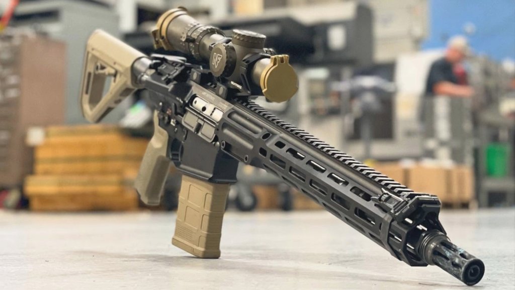Le Commandement des opérations spéciales des États-Unis (SOCOM) a récemment attribué un contrat pour de nouveaux fusils chambrés pour tirer l'obus Creedmoor de 6,5 mm à Lewis Machine & Tool (LMT).