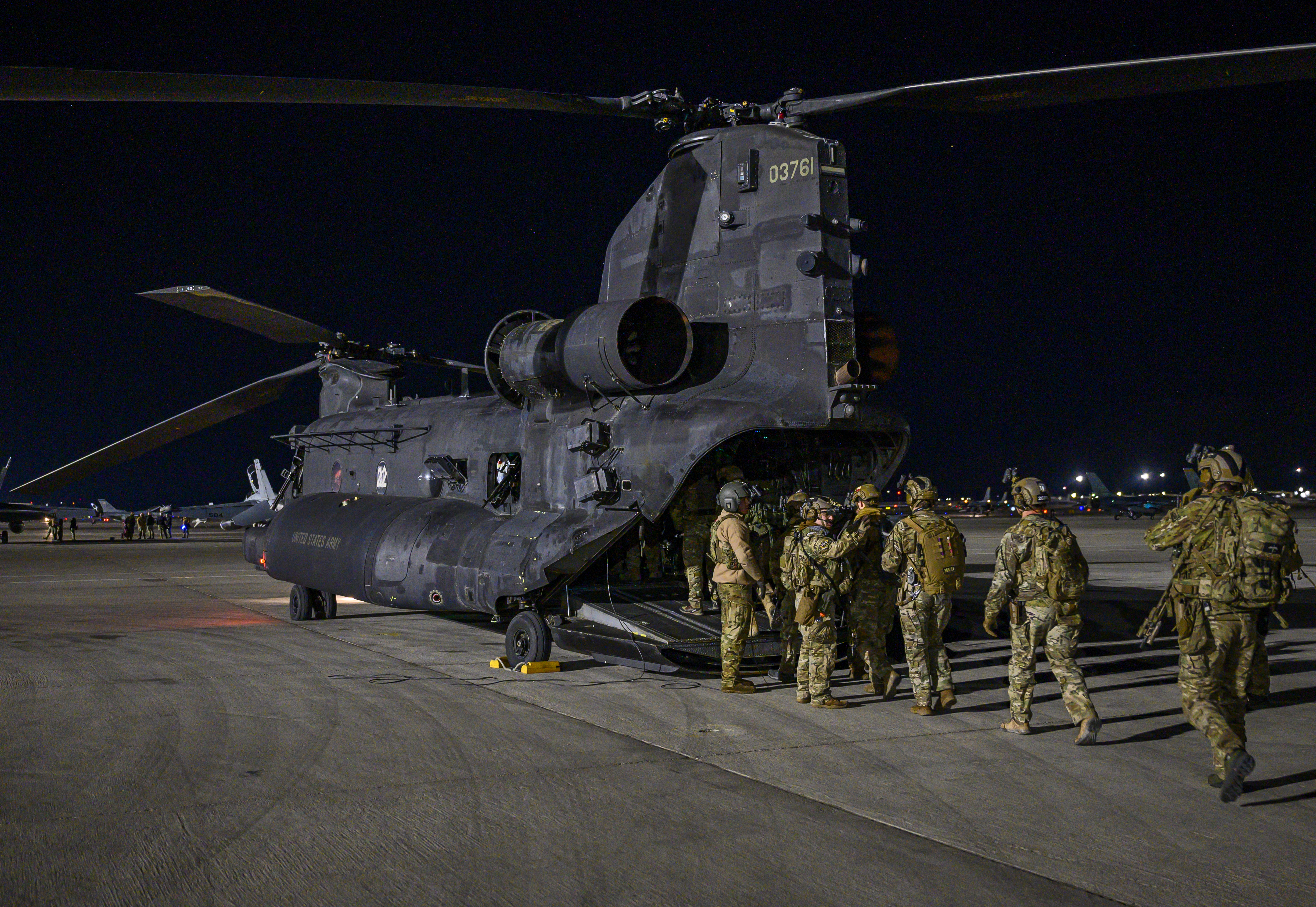 Des soldats de l'armée américaine entrent dans un hélicoptère Chinook MH-47G affecté au 3e Bataillon, 160e Régiment d'aviation d'opérations spéciales à l'aérodrome de l'armée Hunter, en Géorgie, avant qu'il ne décolle lors de l'intégration de l'école d'armes (WSINT) à la base aérienne de Nellis, Nevada, le 2 décembre 2020. Les unités de l'armée américaine se sont réunies pendant le WSINT pour soutenir l'exercice en simulant des scénarios de menaces actuelles et futures. (Photo de l'US Air Force par un membre de la 1re classe Dwane R. Young)
