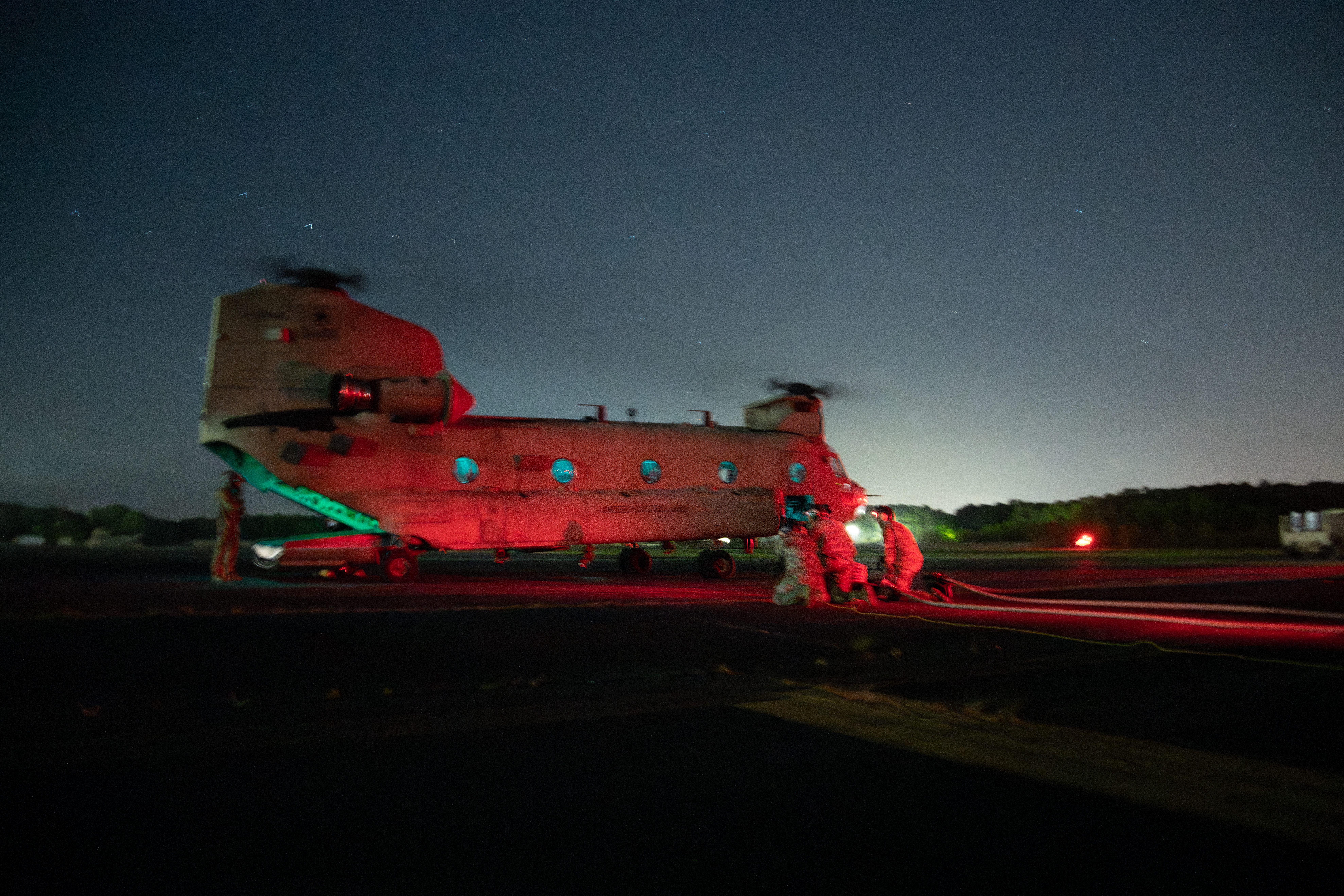 BASE CONJOINTE LANGLEY- EUSTIS, Virginie – des soldats américains affectés à la Compagnie Echo, 5-159e Bataillon de l'aviation de soutien général (GSAB), ravitaillent un hélicoptère CH-47 Chinook lors d'une formation au point d'armement et de ravitaillement avancé (FARP) à l'aérodrome de l'Armée de Felker sur la base commune Langley-Eustis, Virginie, le 25 avril 2024. La formation FARP permet aux soldats d'acquérir de l'expérience dans la fourniture du carburant et des munitions nécessaires aux opérations à voilure tournante. (Photo de l'US Air Force par Zulema Sotelo)