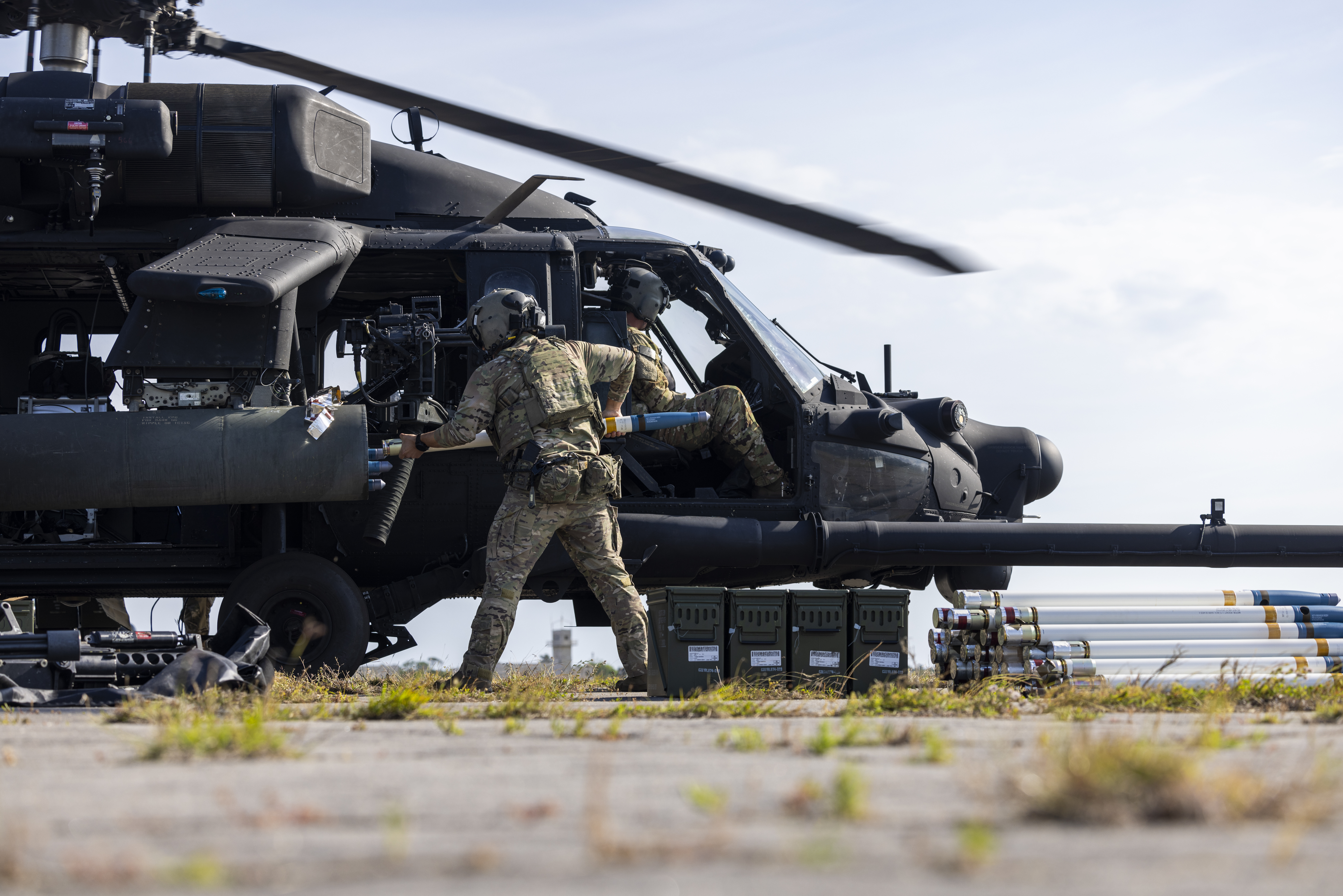 Un soldat de l'armée américaine affecté au 160e Régiment d'aviation d'opérations spéciales charge des roquettes dans un Black Hawk MH-60 lors d'un exercice de point d'armement et de ravitaillement avancé au Marine corps Outlying Field Atlantic, le 6 mai 2025. Les soldats de l'armée américaine et les avions du 160e SOAR ont utilisé la zone d'entraînement du MCAS Cherry point pour mener un FARP. Cette formation est essentielle pour améliorer la préparation opérationnelle de l'unité et garantir un soutien efficace pour un déploiement rapide, car Cherry Point fournit les installations et les ressources nécessaires pour simuler des scénarios réels (Photo du Corps des Marines des États-Unis par le Cpl. Matthew Williams)